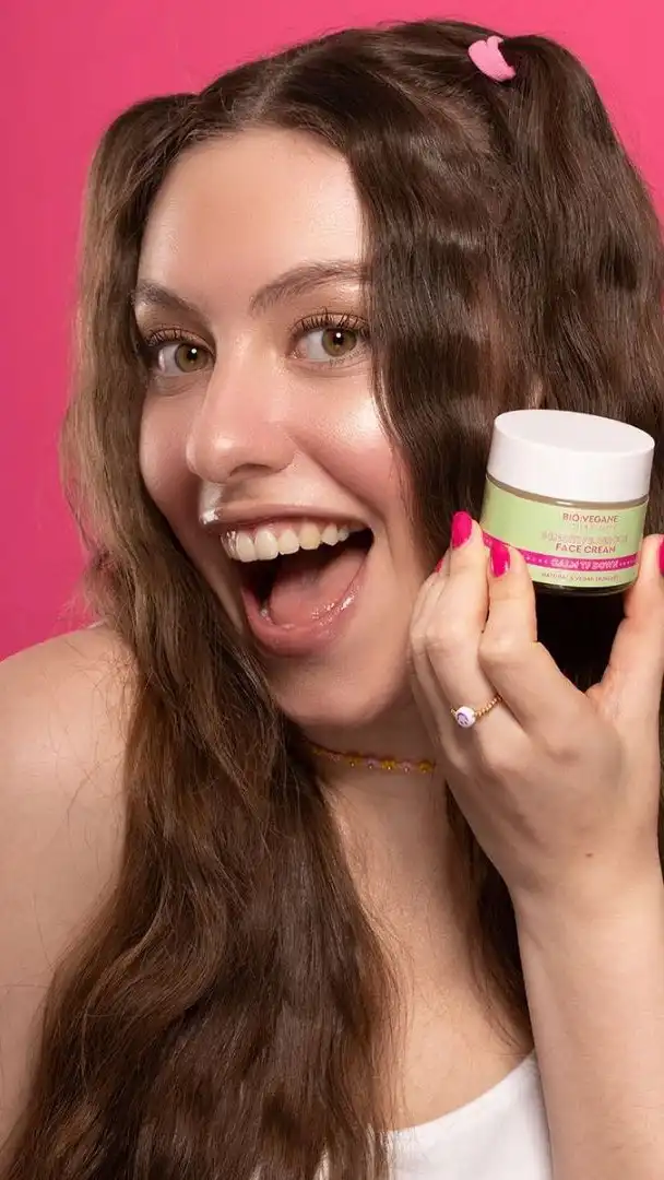 ✨ Colorate, fun, dar super serioase cu pielea ta.

BIO:VEGANE = skincare vegan, natural, creat special pentru piele tânără, sensibilă, reactivă.

Calmează, echilibrează, protejează. Legit. 💚

#tuju #beautythatcares #biovegane #legitbeauty #naturalvegan #skincarepentrutine #pielesensibila #calmareinstanta #barierapielii #skincarecuimpact #postacne #chillforreal