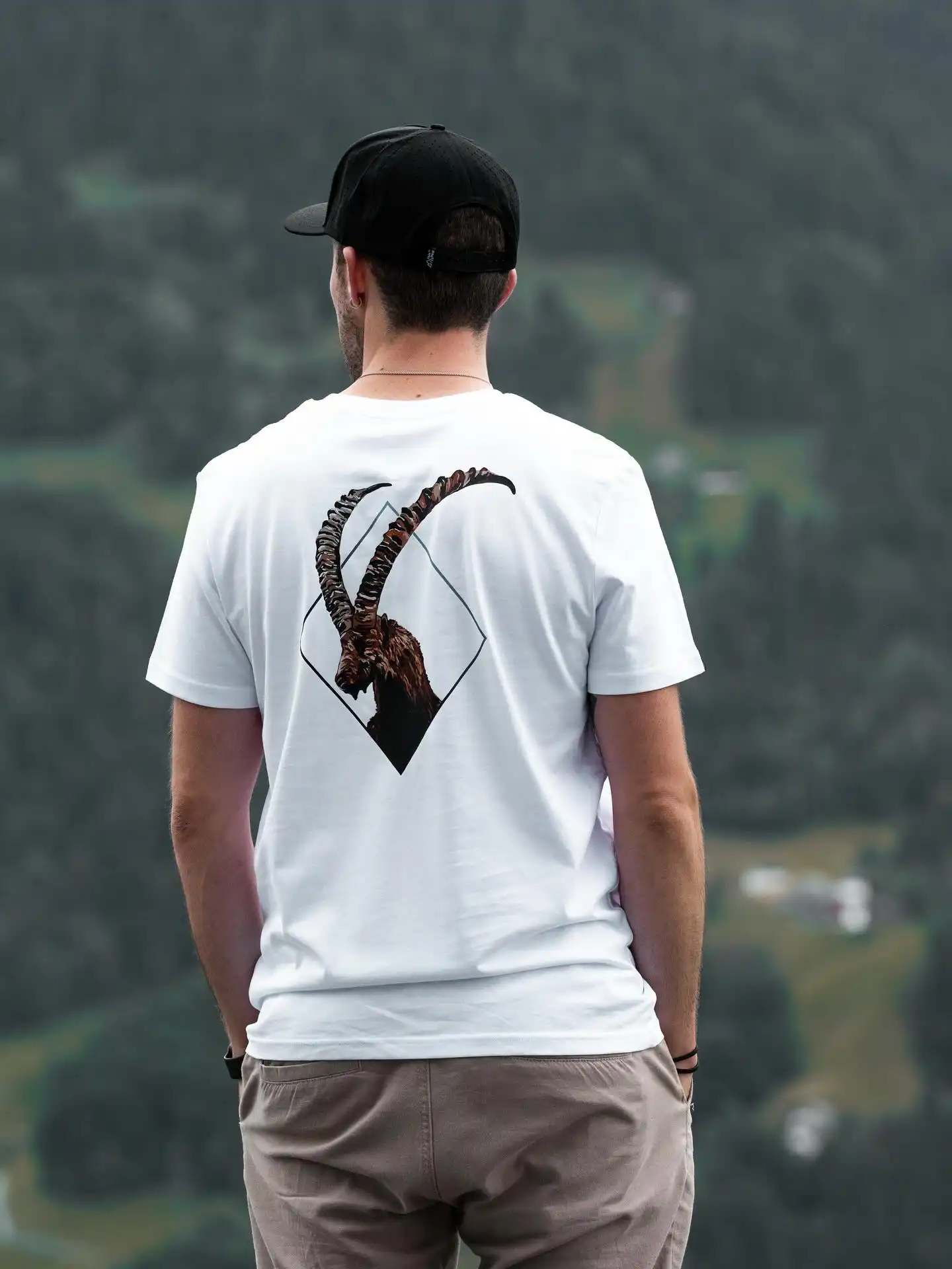 🛍 Kunst trifft Style – und wir sind dabei!
Diesen Freitag, 10.10., zur Kunst- & Einkaufsnacht in Schruns erwartet euch etwas ganz Besonderes! 💥
Der Künstler @as_artstudios hat ein exklusives LIMITED EDITION T-Shirt mit einem einzigartigen Steinbock-Design für uns entworfen – nur bei uns im Store! 🐐🔥
👉 Launch an diesem Abend
👉 Streng limitierte Stückzahl
👉 Zuerst nur bei uns in Schruns erhältlich!
Kommt vorbei, shoppt Kunst & Mode, erlebt den Künstler live im Store – und sichert euch eines der ersten Shirts!
💥Danach auch in unseren Stores in Vandans & Brand erhältlich.
📍 Store in Schruns
⏰ Freitag, 10. Oktober | ab 19 Uhr
💥 Schnell sein lohnt sich – see you there!
📸 @jeroenbeumer
#peakfreak #forrealpeakfreaks #einkaufsnacht #shoppen #steinbock #limitiert