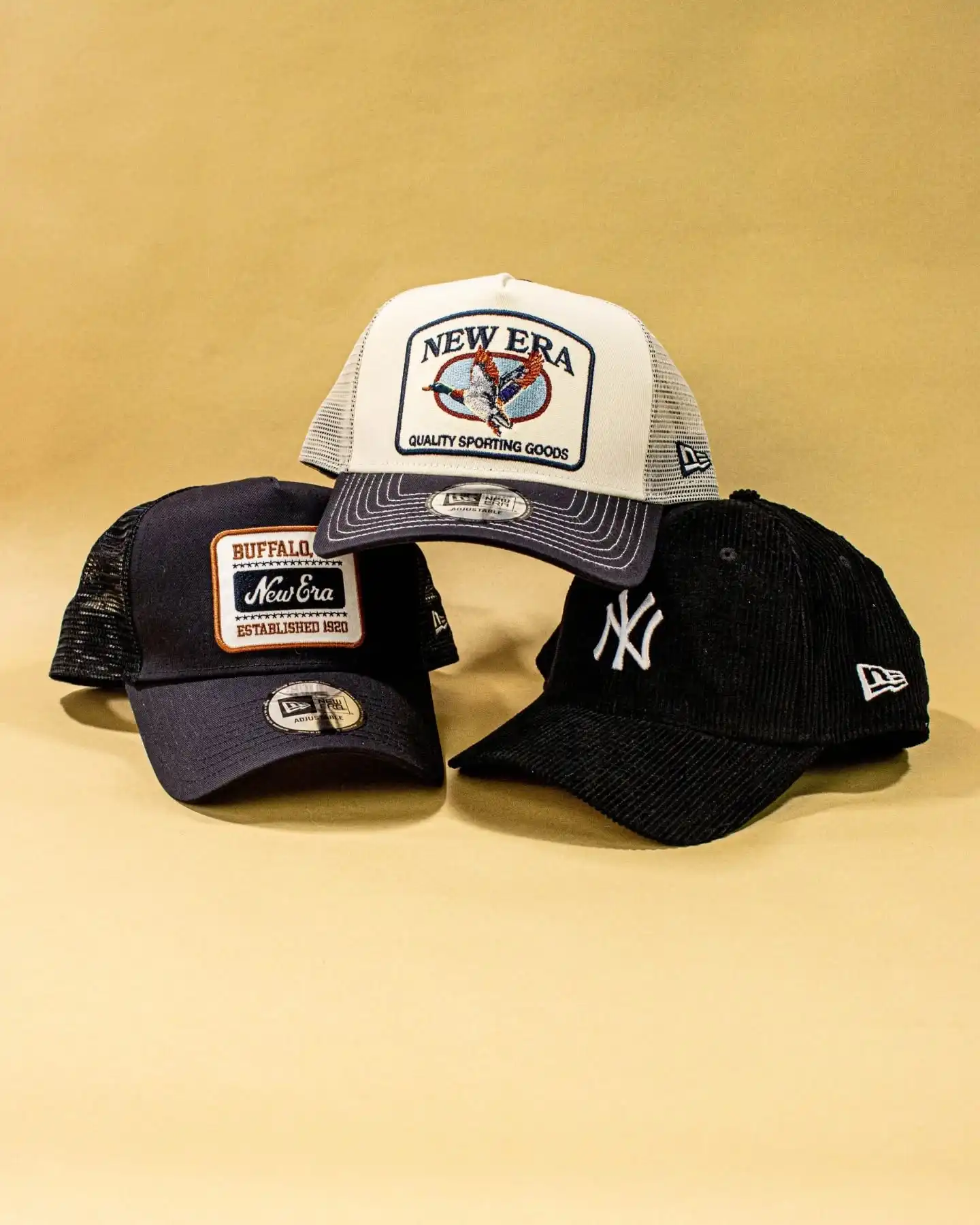 Cap-Upgrade gefällig? 🧢🔥
Mit der New Era New York Yankees MLB Cord 940 Cap in Schwarz-Weiß, der New Era Animal Patch Trucker Cap in Beige-Dunkelblau und der New Era Patch Trucker Cap in Dunkelblau bist du ready für jede Streetstyle-Mission. Drei Styles – ein Ziel: fresh aussehen!
@neweracap
Shop now: www.brooklyn-shop.de
#newera #neweracap #newerastyle #mlbstyle #yankees #patchcap #truckerhat #capcollection #streetweargermany #urbanstyle #brooklyn_shop #capaddict #headwearstyle #newdrop #streetstylevibes