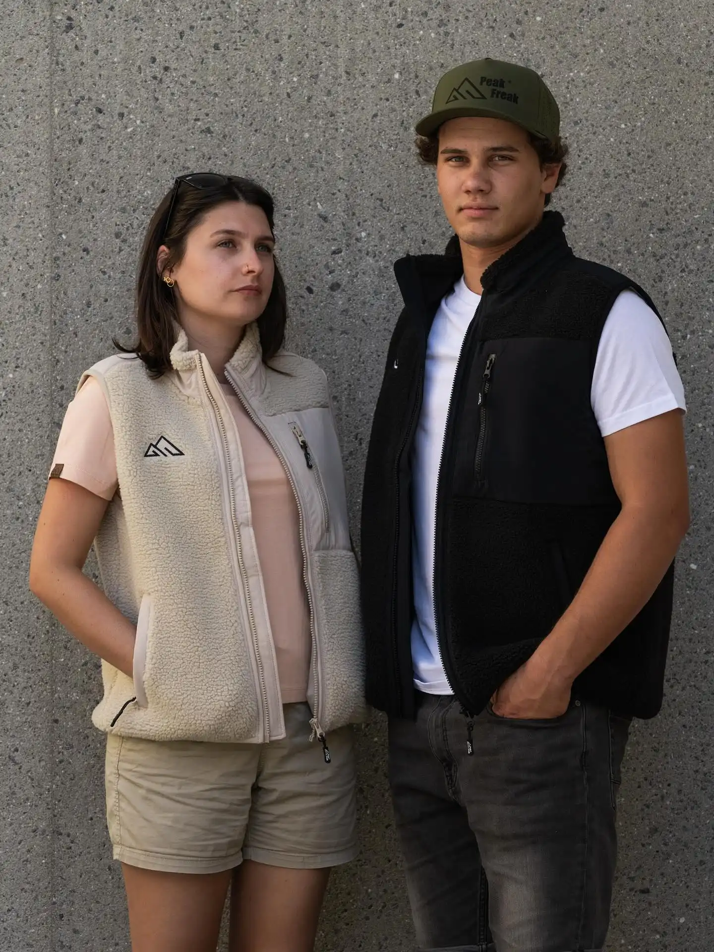 💥Back in Stock💥
Unsere heiß begehrten Sherpa Westen sind wieder da!🙌
Ob beim Abendspaziergang, beim Après-Ski oder einfach gemütlich auf der Hütte - die Westen sind der perfekte Begleiter für kalte Abende.🔥
Sie halten dich warm, sind super bequem und gleichzeitig lässig zu kombinieren - ein echte Must-have für die Übergangszeit und den Winter.😎
👉 Und das Beste: Sie sind wieder in allen Größen für euch lagernd! Aber Achtung - sie sind heiß begehrt❗️ Also sei schnell, denn nur solange der Vorrat reicht.
Hol dir jetzt dein Lieblingsstück und mach dich bereit für die kühlen Tage in stylischem Komfort.😎
📸 @jeroenbeumer
#peakfreak #forrealpeakfreaks #backinstock #casual #comfort #weste