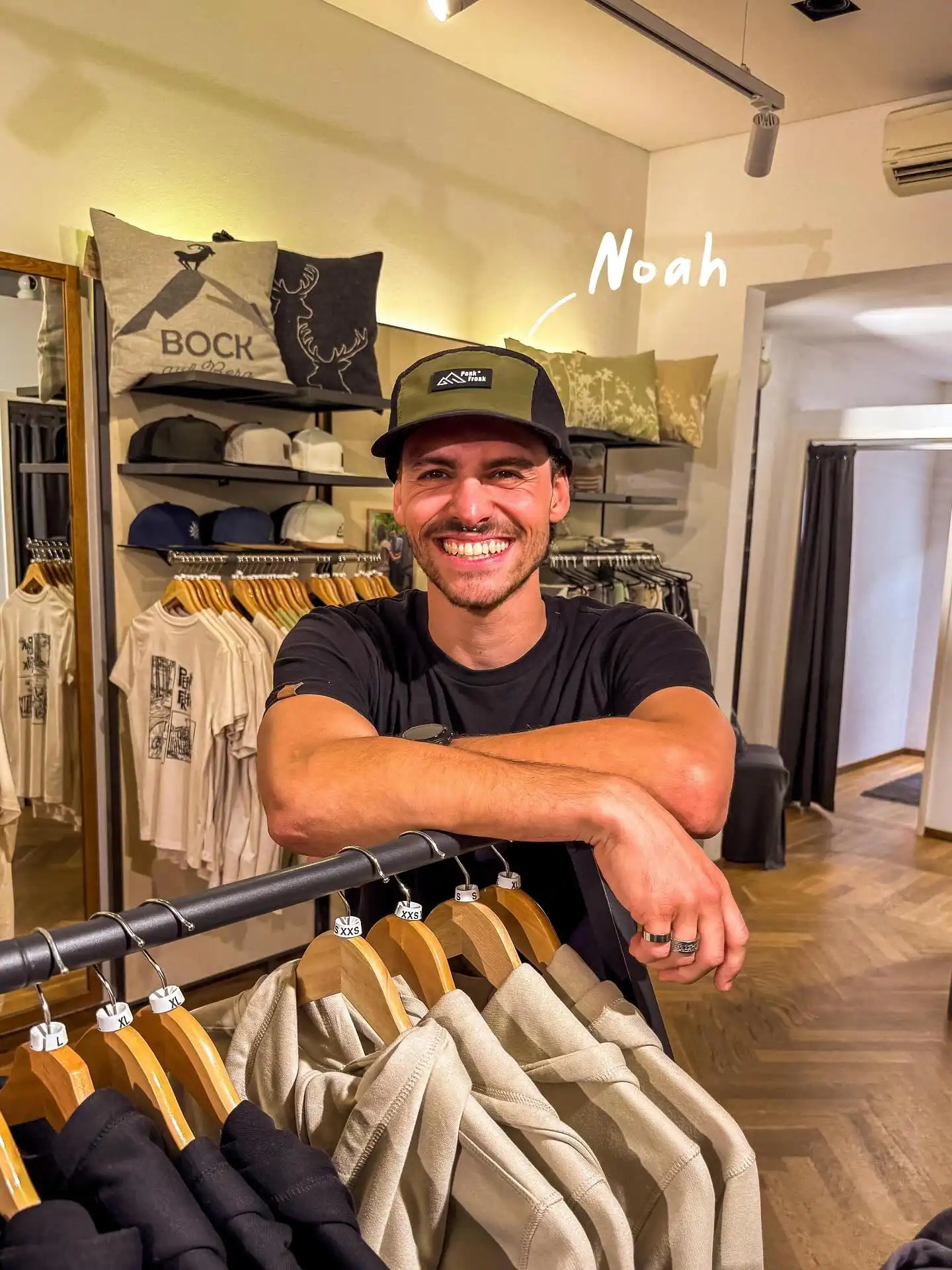 Neues Gesicht im Store - oder doch schon bekannt?🤔
Seit Ende Juli unterstützt uns Noah in Schruns! Mit seiner herzlichen und lockeren Art berät er unsere Kundschaft - und vor der Kamer fühlt er sich genauso wohl wie bei uns im Store.📸
Vielleicht habt ihr ihn ja schon auf dem ein oder anderem Plakat entdeckt?👀
Wir freuen uns, dich bei uns im Team zu haben!😎
#peakfreak #forrealpeakfreaks #team #store #schruns #momente