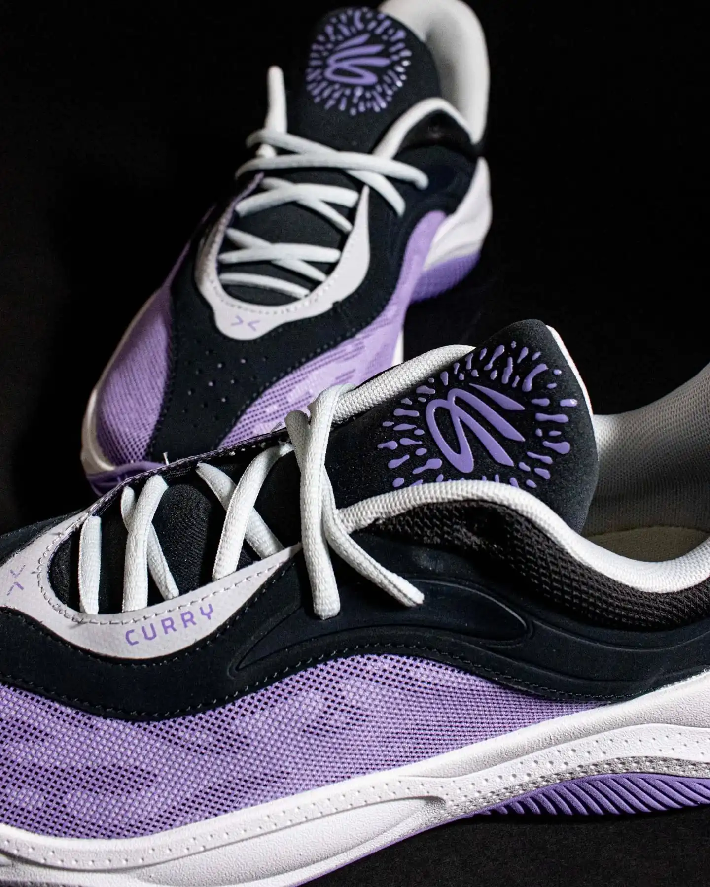 Game-Changer für alle Ballers 🏀🔥 @underarmour
Der Under Armour Curry Splash 25 (3028459-016) bringt frische Energie auf’s Court – inspiriert von Steph Curry und seinem unverwechselbaren Spielstil. In einem auffälligen Lila-Dunkelblau-Hellgrau Colorway designed, kombiniert der Schuh stabile Dämpfung, Leichtigkeit und optimalen Grip, damit du bei jedem Move den vollen Support spürst. 💯
Ob Training oder Game-Night – mit dem Curry Splash 25 zeigst du Style und Performance zugleich. Ready to splash like Steph? 💦👟
Shop now: www.brooklyn-shop.de
#underarmour #currysplash25 #basketballshoes #brooklyn_shop #stephcurry #basketballlife #courtstyle #hoopdreams #gamechanger #basketballislife #basketballgear #sneakercommunity #basketballlove #basketballculture #streetballstyle #basketballfit #basketballperformance #sneakerhead #urbansports