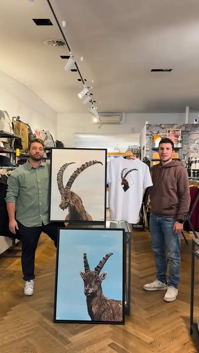 🎨Kunst- & Einkaufsnacht in Schruns!✨
Am Freitag, den 10. Oktober, sind wir mit dabei!
Unser Store in Schruns hat bis 22:00 Uhr für euch geöffnet.
Komm vorbei und bestaunt die kreative Acrylmalerei von @as_artstudios 😎
Sein beeindruckendes Steinbock-Kunstwerk hat es sogar auf ein T-Shirt geschafft - in limitierter Auflage exklusive bei uns erhältlich!💥🐐
André wird außerdem noch weitere seiner Werke bei uns ausstellen - entdecke seine faszinierende Kunst hautnah!⛰️
👉 Exklusive nur am Freitag, den 10. Oktober, bei uns im Store in Schruns!💥
#peakfreak #forrealpeakfreaks #einkaufsnacht #kunst #acrylmalerei