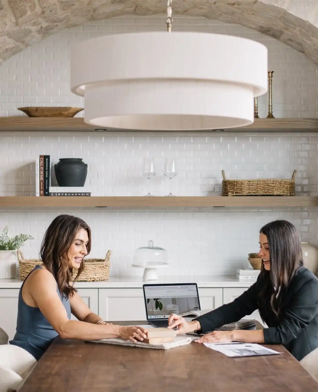 Design decisions are easier when they happen right at home. 💭
Our In-Home Consultation service brings our expert eyes to your space, so we can see how the light hits, understand your layout, and get an authentic feel for how you live. From furniture placement to finishing touches, we’ll help you create a space that feels beautifully you.
🛋️ Personalized recommendations
📏 Measurements + layout ideas
🎨 Styling tips tailored to your home
Let’s turn your vision into a reality—right from where it matters most.
📆 Book your in-home consult today - click on the link in bio.
.
.
.
#SimoneAndIvyDesign #InHomeConsultation #DesignThatFeelsLikeHome #stalbert #edmonton #homedecor #homedesign