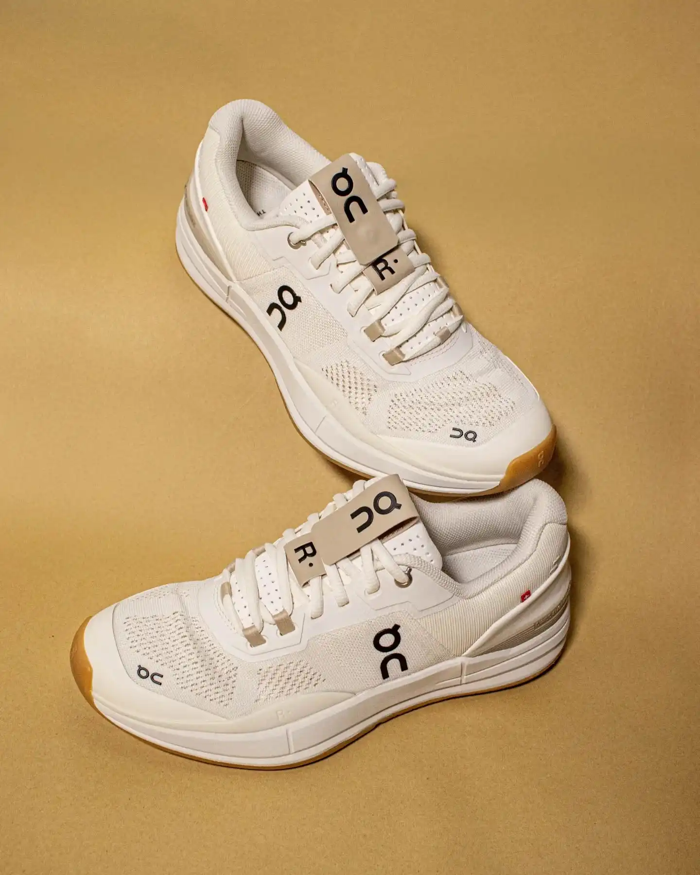 🎾
Der @On The Roger Pro 1 in creme-beige ist der perfekte Mix aus Eleganz, Performance und Komfort.
Entwickelt mit Tennislegende Roger Federer, liefert dieser Court-Sneaker maximale Stabilität und Reaktionsfreude.
Das hochwertige Design in neutralen Tönen macht ihn sowohl auf dem Platz als auch im Alltag zum Statement.
Ideal für ambitionierte Spieler, die Wert auf Technik und Ästhetik legen.
Step into precision – step into The Roger.
Shop now: www.brooklyn-shop.de
#onrunning #therogerpro #rogerfederer #tennisstyle #creamsneakers #courtready #performancewear #sneakerdesign #neutraltones #sneakerstyle #brooklyn_shop #athleticfashion #onrunnings #swissengineering #sneakervibes #tennislife #onsneaker #sneakerlove