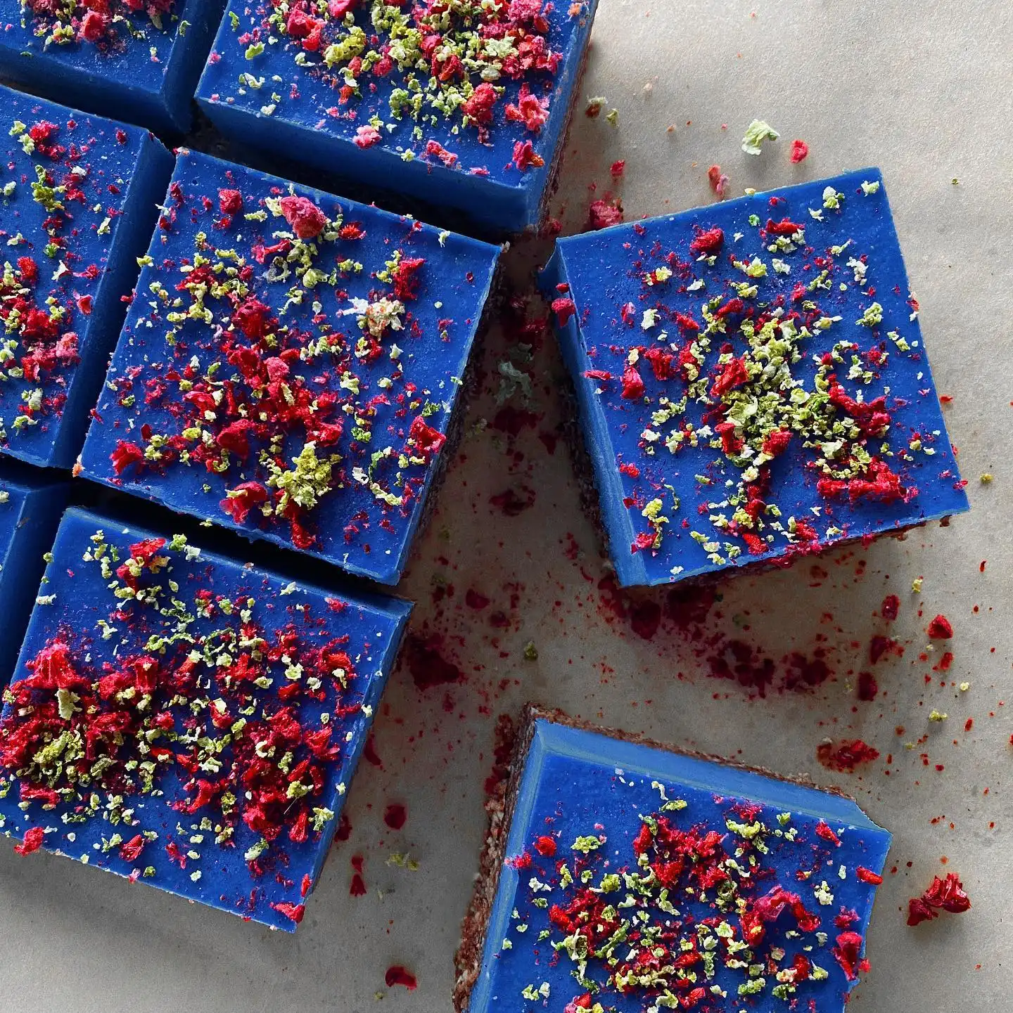 Blue coconut cheesecake slice🥥

Base:
- 1 and 1/2 cups desiccated coconut 
- 1/2 cup cashews 
- 10 medjool dates, seeds removed 
- 3tbsp cacao or cocoa 
- 1tbsp maple syrup 
- pinch of salt

Top:
- 1 and 1/2 cup cashews 
- 1tsp @cheekygood.nz blue spirulina
- 1 cup full fat coconut milk 
- 4tbsp honey* 
- 4tbsp coconut oil 
- 1tbsp maple syrup
- 2tsp vanilla extract

Garnish:
- 1/4 cup freeze-dried berries
- shredded lime zest

Line a square 20cm cake tin with baking paper and place the 1 and 1/2 cups of cashews used in the top layer into a bowl. Cover with hot water and set aside while you gather your ingredients and make the base. 

Place the base ingredients into your food processor and blend at high speed until the mixture resembles a fine crumb. Press the mixture firmly into your prepared tin and set aside. 

Drain the cashews that have been soaking and place them into your processor with the remaining ingredients. Blend at high speed until the mixture is smooth and well combined. Pour the mixture over your base and place in the freezer for 4 - 6 hours to set. 

You can serve it at this point or slice into servings and return to the freezer to store. Top with freeze-dried berries and lime zest before serving. 

Enjoy!

*you can use rice malt syrup if you prefer.

#cheekygood #bluespirulina #superfood #cheesecake #rawslice #dessert #foodphotography #antioxidants #vibrantfood #phycocyanin #plantbased #colourfulfood #superfoodnz #bluemajik #bluesuperfood #bluepowder #superfoodnz #organicsuperfood #freezedriedfruit