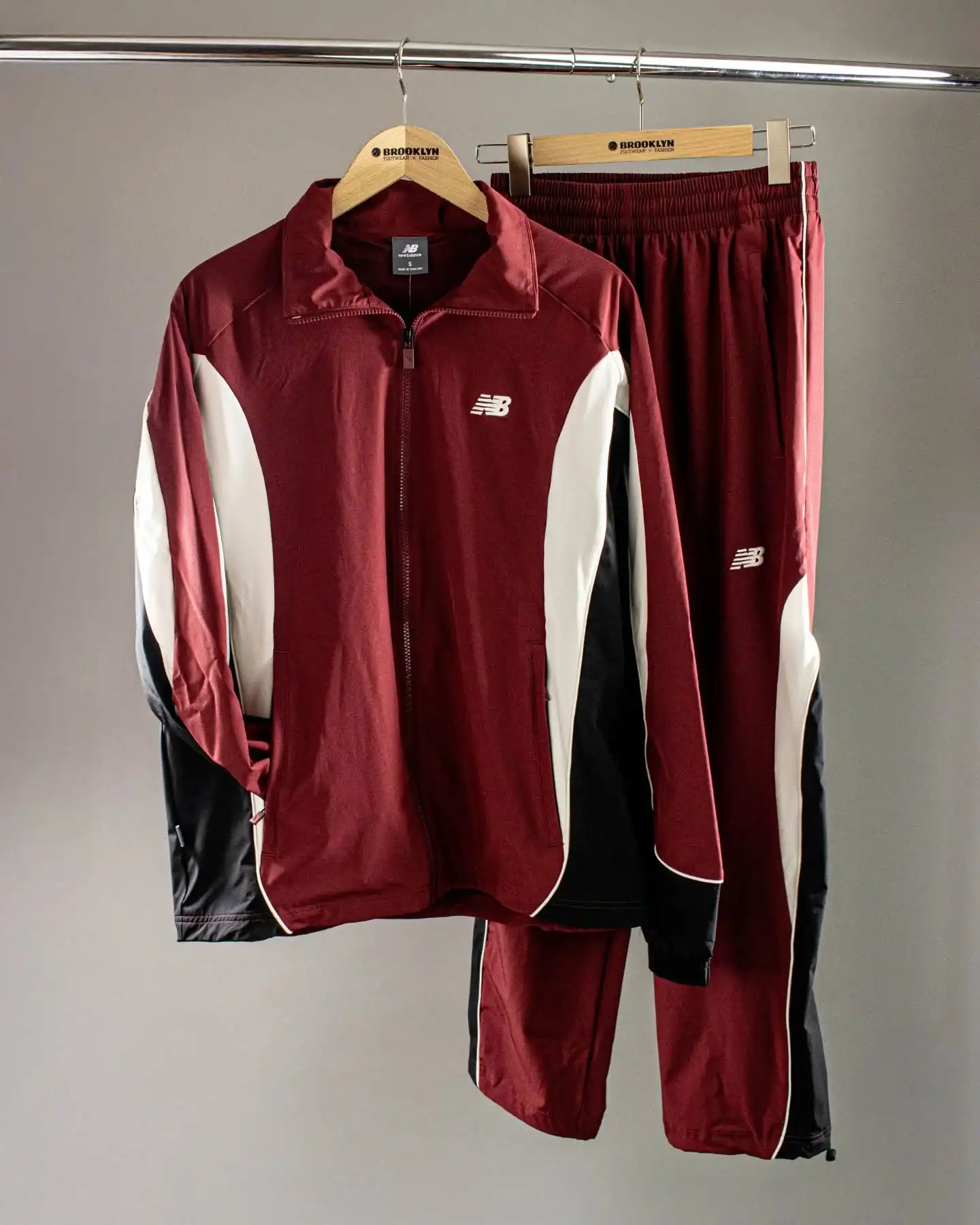 Street ready in 🔥 Burgundy Vibes!
Mit der New Balance Track Pant & der Track Jacke in Dunkelrot holst du dir den ultimativen Retro-Sport-Look direkt auf die Straßen. Ob zum Chillen, Trainieren oder einfach für den freshen Alltagsfit – dieses Set ballert Style + Komfort auf ein neues Level.
@newbalance @newbalancelifestyle
Shop now: www.brooklyn-shop.de
#newbalance #newbalancestyle #trackfit #retrosport #streetstylemen #streetweargermany #tracksuitseason #newdrop #urbanstyle #mensfashion #sportstyle #brooklyn_shop #alltagslook #cozyfit #retrostyle