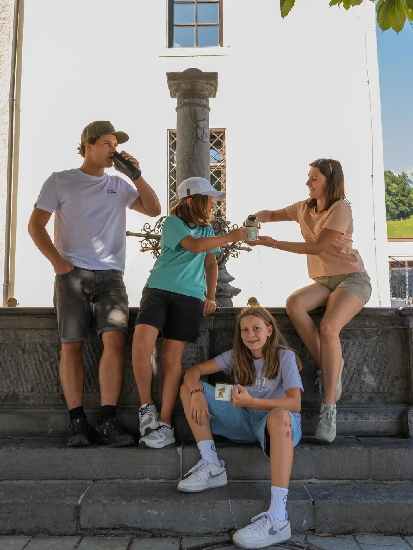 😎 Vier Styles, ein Vibe – ob Sundowner 1.1, Urban Crop oder Topo Montafon: unsere Shirts sind ready für jedes Abenteuer.
Dazu die Thermo Trinkflasche & Emaille Tassen – perfekt für unterwegs!☀️
👉 Welches Piece ist dein Favorit? Markier deine Crew & check jetzt die Styles bei Peak Freak! ✨
📍Besuch uns in unseren Stores in Vandans, Schruns oder Brand – oder hol dir deinen Look ganz entspannt online unter www.peakfreak.at
📸 @jeroenbeumer
#peakfreak #forrealpeakfreaks #momente #abenteuer #kirchplatz #crew