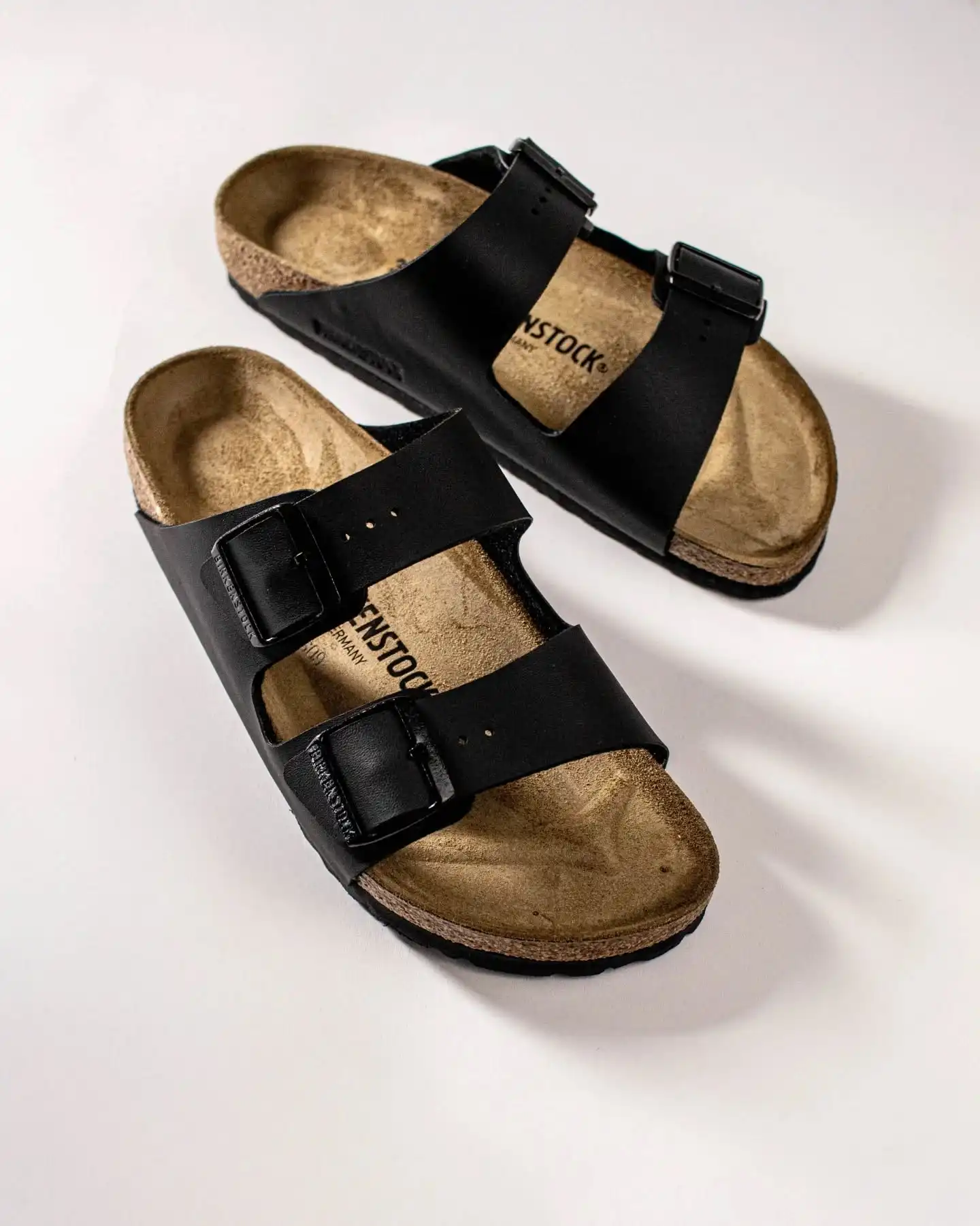 Zeitloser Klassiker für jeden Fuß 👣 @birkenstock
Die Birkenstock Arizona Birko-Floor in Schwarz überzeugt mit schlichtem Design und maximalem Komfort.
Egal ob du schmalere oder breitere Füße hast – dank narrow und regular fit findest du die perfekte Passform für deinen individuellen Style.
Das hautfreundliche Birko-Floor Material sorgt für angenehmen Tragekomfort, während das anatomisch geformte Kork-Latex-Fußbett deine Füße den ganzen Tag unterstützt.
Ideal für City, Urlaub oder Alltag – diese Sandale geht einfach immer.
Shop now: www.brooklyn-shop.de 🖤☀️
#Birkenstock #ArizonaSandal #birkofloor #summeressentials #sandalenliebe #comfortstyle #footwearfashion #schwarzgehtimmer #narrowfit #regularfit #anatomisch #sommersandalen #brooklyn_shop #madeingermany #classicsneaker #citystyle