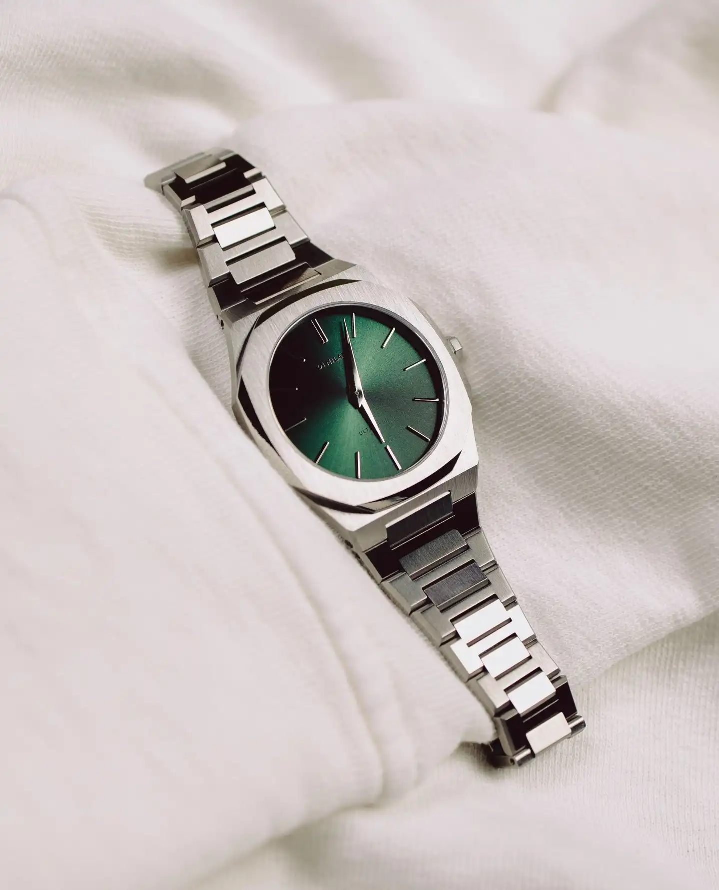 D1 Milano Ultra Thin Bracelet 40 mm Moss UTBJ06⁠
⁠
Повертаючись до тенденцій 90-х, щоб вдосконалити улюблену фанатську модель, зверніть увагу на вертикальний матовий лляний циферблат, забарвлений у наш улюблений зелений колір.⁠
⁠
DU-NE.COM ⁠
⁠
КИЇВ, МИТРОПОЛИТА ВАСИЛЯ ЛИПКІВСЬКОГО, 16Б⁠
⁠
ПН-НД з 10:00 до 20:00⁠
⁠
+38 093 667 51 24⁠