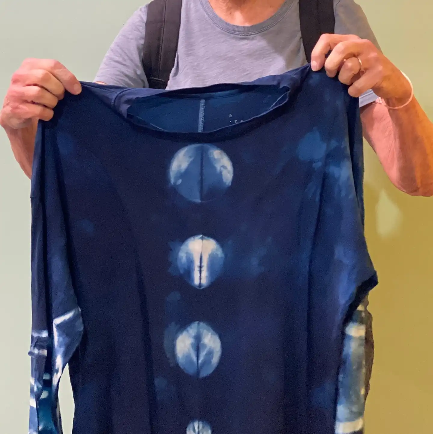 Dye, dye, dye! All the things blue.
This week we’re dyeing all the things in an indigo dye class at @monstermonstershop.
You can join us on July 24th! We’ll explore binding and folding fabric to create patterns in blue.
This beginner-friendly class is hands on and tons of fun. You’ll receive four tea towels to dye in class and are also welcome to bring additional natural fiber items to dye as well. Just no bedsheets, please.
#indigo #craftclass #summercrafts #tiedye #mcreativej #getcrafty