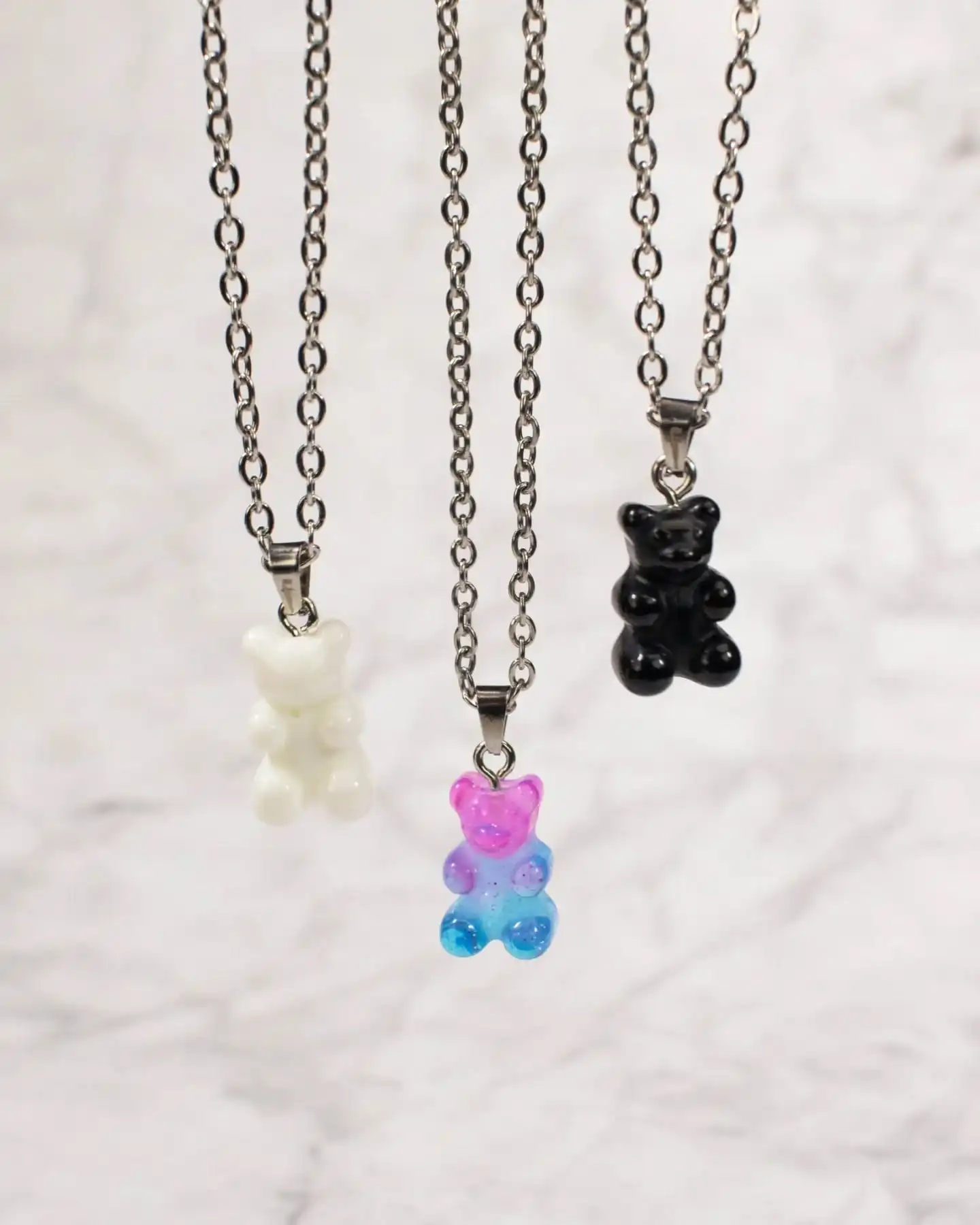 Cute, bold & full of drip 🧸✨
Die neuen Fainz Bear Chains sind da – drei Styles, drei Vibes, unendlich viel Charakter.
Ob Mono Bear in Silber-Weiß oder Silber-Schwarz und der Heidelberger Bear in Pink Blau – diese Ketten setzen garantiert ein Statement. Perfekt für Streetwear-Lover, die ihre Accessoires genauso unique wollen wie ihren Fit.
Shop now: www.brooklyn-shop.de
@fainzofficial
#fainz #fainzjewelry #bearchain #streetwearaccessories #chainstyle #dailyfit #dripcheck #pearlnecklace #unikestyle #streetstylegermany #freshlooks #fashiondetails #beadednecklace #statementjewelry #brooklyn_shop