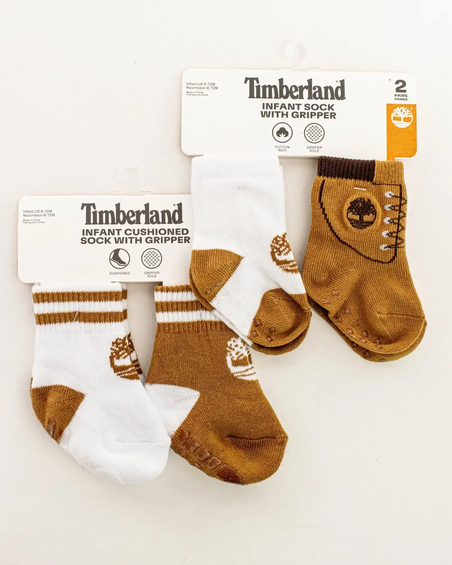 Tiny feet, big Timberland vibes 👶🧦
Die @Timberland Baby Boot Socken im 2er-Pack sind weich, bequem und einfach zuckersüß. Ob als klassisches Modell oder Bootie-Variante – in Beige-Weiß passen sie perfekt zu den ersten Mini-Steps und sorgen für warmen, stylischen Komfort von Anfang an. @timberland_eu
👣 Für kleine Abenteurer mit großem Style!
Shop now: www.brooklyn-shop.de
#timberlandbaby #tinysteps #babysocken #timberlandsocks #babyessentials #babyfashion #timberlandstyle #newbornoutfit #babystyle #minilook #firststeps #cozykids #brooklyn_shop #softandcute #babyaccessories #ootdbaby