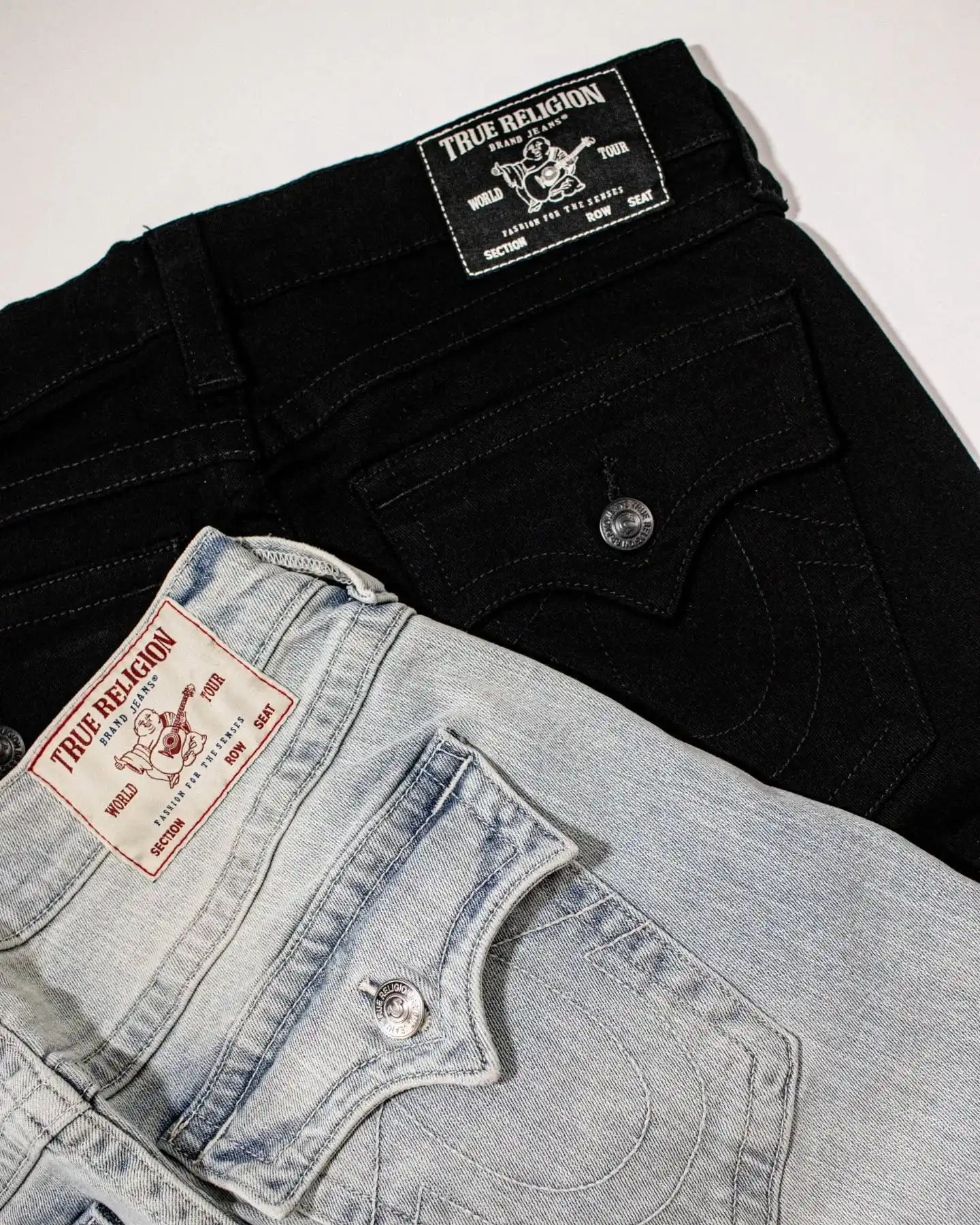 Denim-Legends für deinen Style 🔥
Die True Religion Ricky SN Flap Jeans im Drover Light Wash bringt dir lässigen Vibe und einen authentischen Look in Hellblau – perfekt für den Sommer.
Dazu die Rocco Flap SN Jeans in klassischem 2SB Rinse Black für den cleanen All-Day Fit. @truereligion
Beide Jeans kommen mit den markentypischen Flap-Pockets, Signature-Nähten und hochwertigem Denim für langlebigen Komfort.
Ob auffällig in Light Wash oder dezent in Black – mit diesen Pieces setzt du auf kompromisslosen Stil.
Shop now: www.brooklyn-shop.de 👖✨
#TrueReligion #OwnYourTrue #truereligionjeans #denimdrop #denimlegend #lightwashdenim #blackdenim #roccojeans #rickyjeans #flappockets #premiumdenim #denimstyle #brooklyn_shop #menwithstyle #urbanfit #trstyle #jeanslove #jeanshosen v#jeanshose #nürnberg #fürth #erlangen