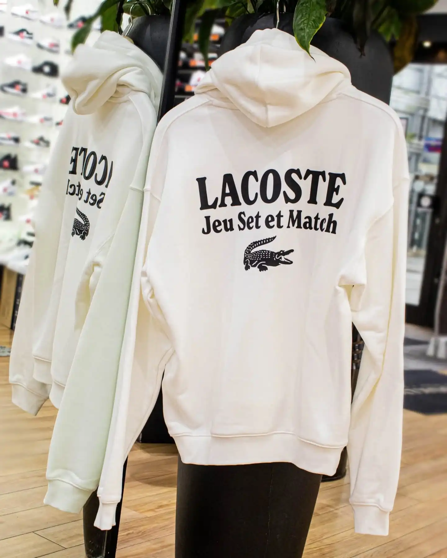 Cozy Season mit Lacoste 🤍🐊
Der @lacoste Fleece Print Hoodie SH5947-00-70V in warmem Creme bringt dir maximalen Komfort und ikonischen Style in einem. Weich, clean und perfekt für jeden Day-to-Day Fit.
Shop now: www.brooklyn-shop.de
#lacoste #lacostestyle #lacostehoodie #fleecehoodie #streetwearfit #cozystyle #fallfits #cremefit #mensfashion #unisexstyle #dailyfit #cleanlook #ootdstyle #brooklyn_shop #freshgear #wardrobestaple