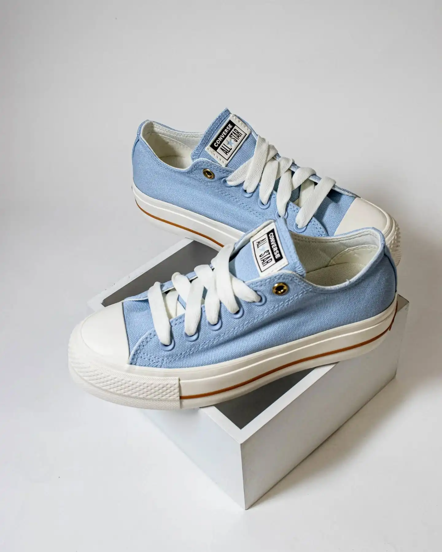 🩵🩵🩵Die neuen Converse CTAS Lift Ox A12965C sind da und bringen mit ihrem hellblau-weißen Look eine Extraportion Frische in dein Outfit. Die klassische Silhouette trifft auf die angesagte Plateausohle, die dir nicht nur ein paar Zentimeter mehr Höhe schenkt, sondern deinem Look auch einen modernen Twist verleiht. Perfekt für sonnige Tage und alle, die ihren Style auf das nächste Level heben wollen.🩵
Shop now: www.brooklyn-shop.de
#Converse #CTAS #LiftOx #PlatformSneakers #Sneakerlove #ChuckTaylor #AllStars #Sneakerheads #ConverseStyle #Kicksoftheday #CasualStyle #Streetwear #NewKicks #MustHave #LightBlue #Sneakerinspo #BrooklynShop #FreshKicks #SpringVibes #SummerStyle
