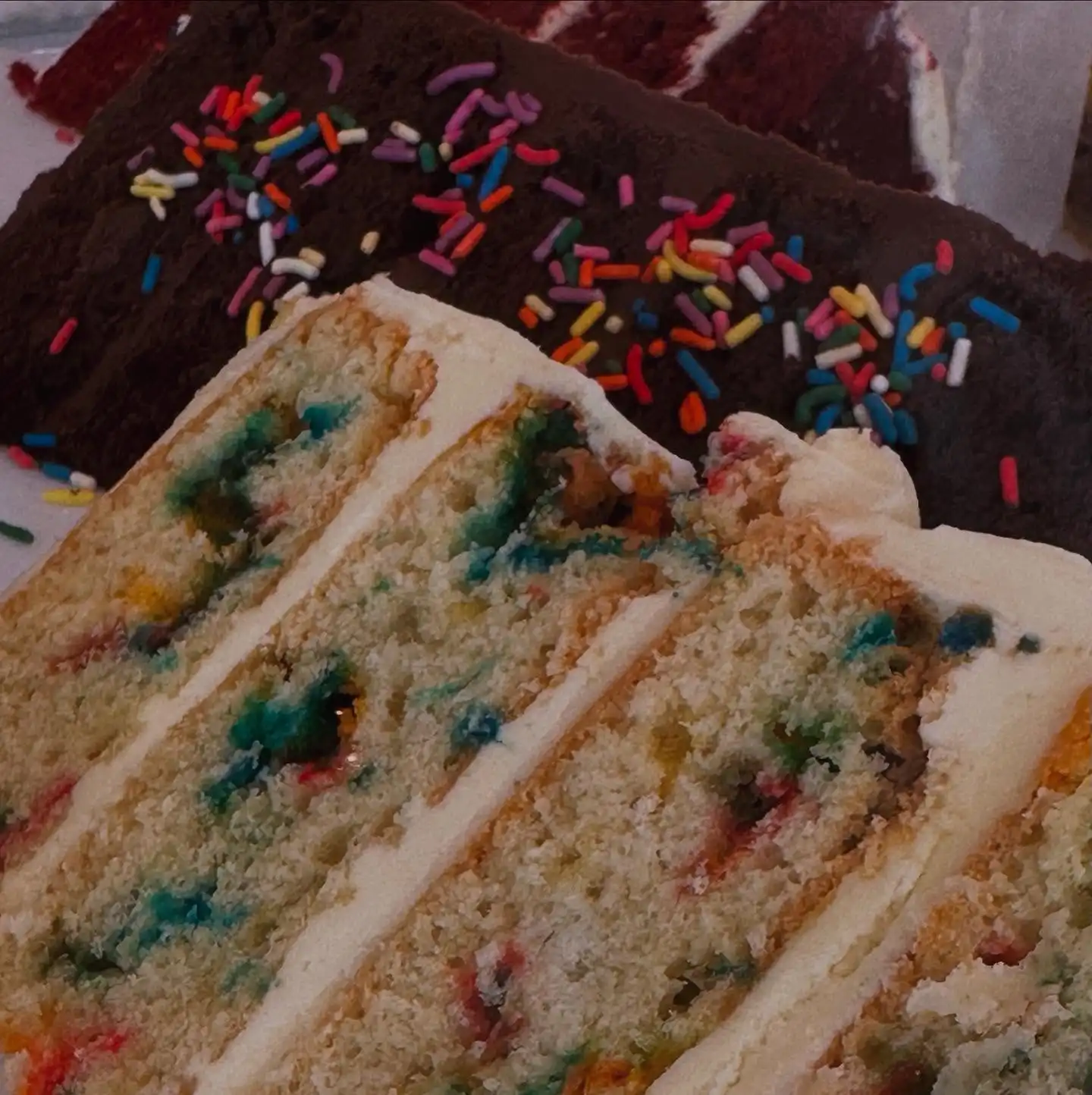 GIANT CAKE SLICES TODAY 🫶🏼✨
Today we’ve got…
🩷RED VELVET
🩷FUNFETTI
We’ve had SO many celebration orders this week that we’ve not been able to put so many cake slices out on the counter. BUT we do have cake pots out today too 🥰
Slices available on Uber Eats 🚗