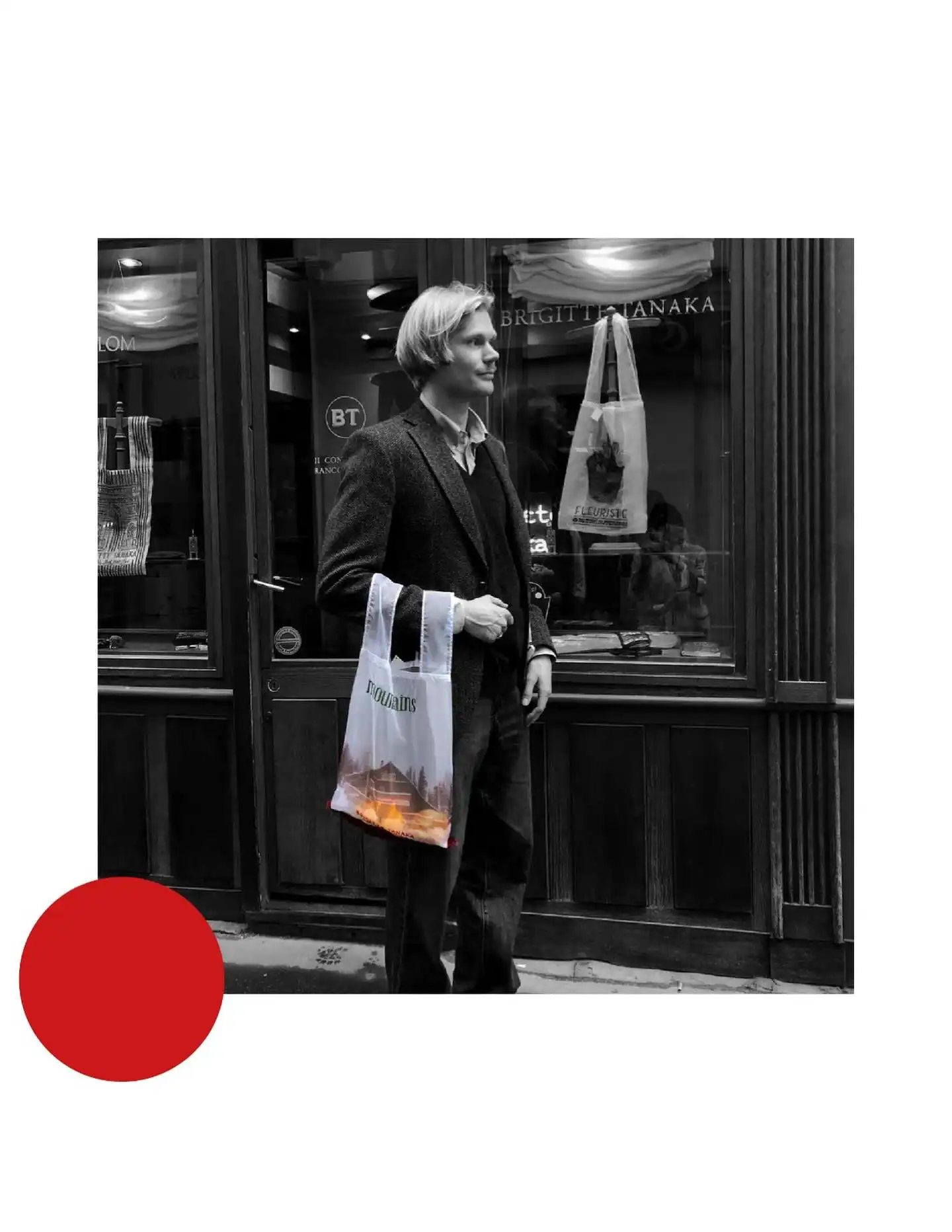 Marvellous (フランス語で素晴らしいという意味)の携帯がすっぽり入りミニポシェット
そしてフランスの冬の山小屋をプリントしてフリンジのついたバッグ
どちらも冬のコーディネートにぜひ

Creations as light as a breath...
Our Chalet Montagne and Marvellous models celebrate the delicacy of embroidered organza , where transparency meets refinement.
Bags and pouches that combine poetry and elegance for everyday life. ✨
#BrigitteTanaka #Montagne #Marvellous #OrganzaBag #BTStyle