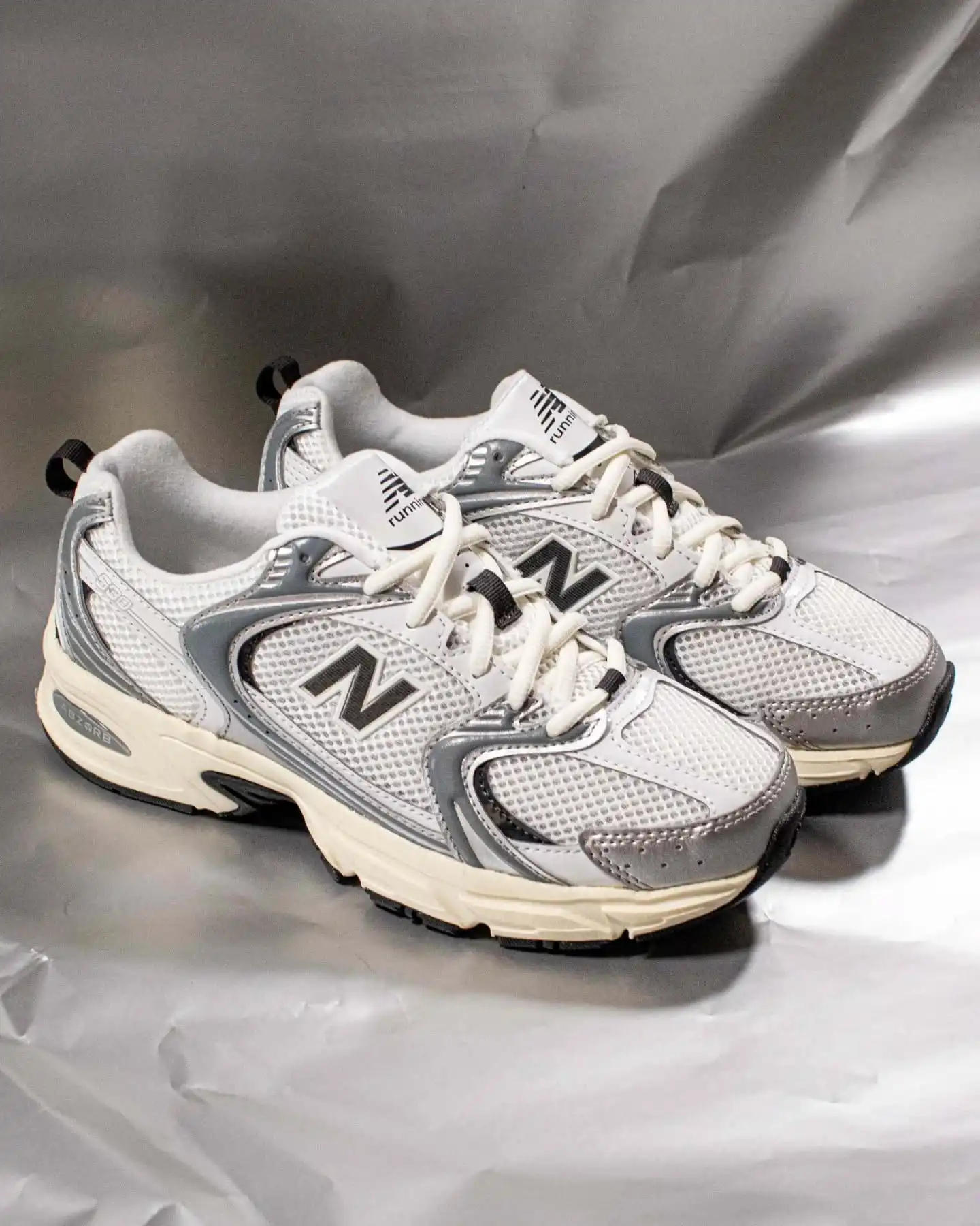 Retro-Running trifft auf modernen Lifestyle 🏃♂️✨
Der New Balance U530ESA vereint ikonische 90s-Running-Vibes mit zeitgemäßem Komfort. In einem cleanen Colorway aus Weiß, Silber, Schwarz und Creme bringt er frischen Wind in deine Sneaker-Rotation und passt easy zu jedem Alltagsfit. 🖤@newbalance
Dank der bewährten ABZORB-Dämpfung bekommst du optimalen Halt und ein angenehmes Tragegefühl – egal ob im Alltag, in der City oder auf Reisen. Ein echter Klassiker neu interpretiert. 🔥
Shop now: www.brooklyn-shop.de
#newbalance #newbalance530 #u530esa #brooklyn_shop #sneakerhead #sneakerstyle #retrostyle #90svibes #streetwearcommunity #urbansneakers #sneakercollection #sneakerlove #sneakeraddict #dadshoes #runningstyle #streetstyle