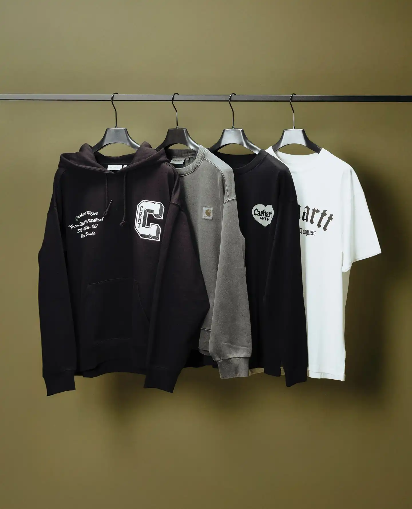 Бренд Carhartt прославився завдяки виробництву спецодягу для важкої промисловості. Надійність, довговічність і проста, утилітарна естетика зробили Carhartt хітом за межами світу касок і ланч-боксів. Carhartt WIP використовує традиційний підхід Carhartt до конструкції та форми, застосовує його до ряду модного одягу та аксесуарів. Carhartt WIP презентує колекції, які поєднують робочий характер бренду з вуличною культурою сучасних міст.⁠
⁠
DU-NE.COM ⁠
⁠
КИЇВ, МИТРОПОЛИТА ВАСИЛЯ ЛИПКІВСЬКОГО, 16Б⁠
⁠
ПН-НД з 10:00 до 20:00⁠
⁠
+38 093 667 51 24⁠