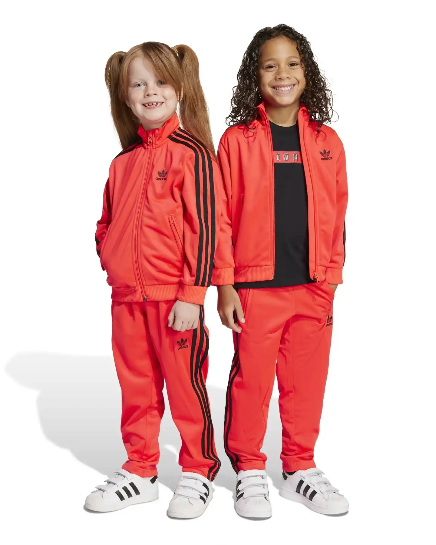 Mini-Style ganz groß ❤️👟 Die @adidasoriginals Kids Anzüge JY1146 & JY0022 in sattem Rot sind ready für jedes Abenteuer – bequem, sportlich und stylisch von Kopf bis Fuß.
Shop now: www.brooklyn-shop.de
#brooklyn_shop #nürnberg #adidasoriginals #adidaskids #kidsstyle #ministyle #streetwearkids #kidsfashion #sportstyle #matchingoutfits #brooklynstyle #bayern #redfit #dailyfitkids #comfortfirst
