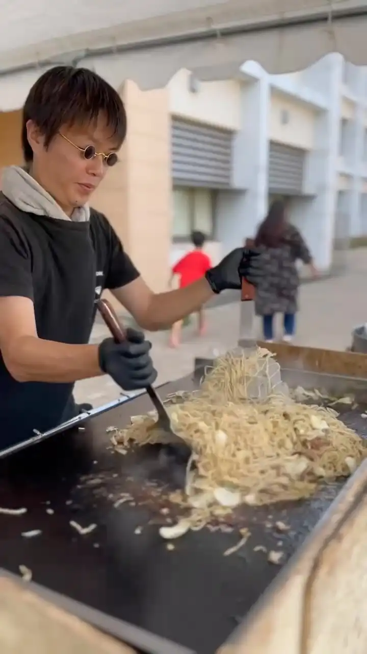 タンバーランド
我が母校、鹿児島県指宿市の丹波小学校のバザーで
焼きラーメン提供させて頂きました😁
温泉祭りで好評だったので、通常のラーメンじゃなく焼きラーメンに👍
これまたおかけさで大好評でした🍜
今後も屋台系のイベント出店では
焼きラーメン推しでいきたいなと考えてます🤔
ただいま、名古屋 名鉄百貨店本館9F
ご当地ラーメンリレー出店中です🍜
#麺屋二郎 #名鉄百貨店 #ラーメン好きの人と繋がりたい #あっさり豚骨 #ラーメン好きな人とつながりたい