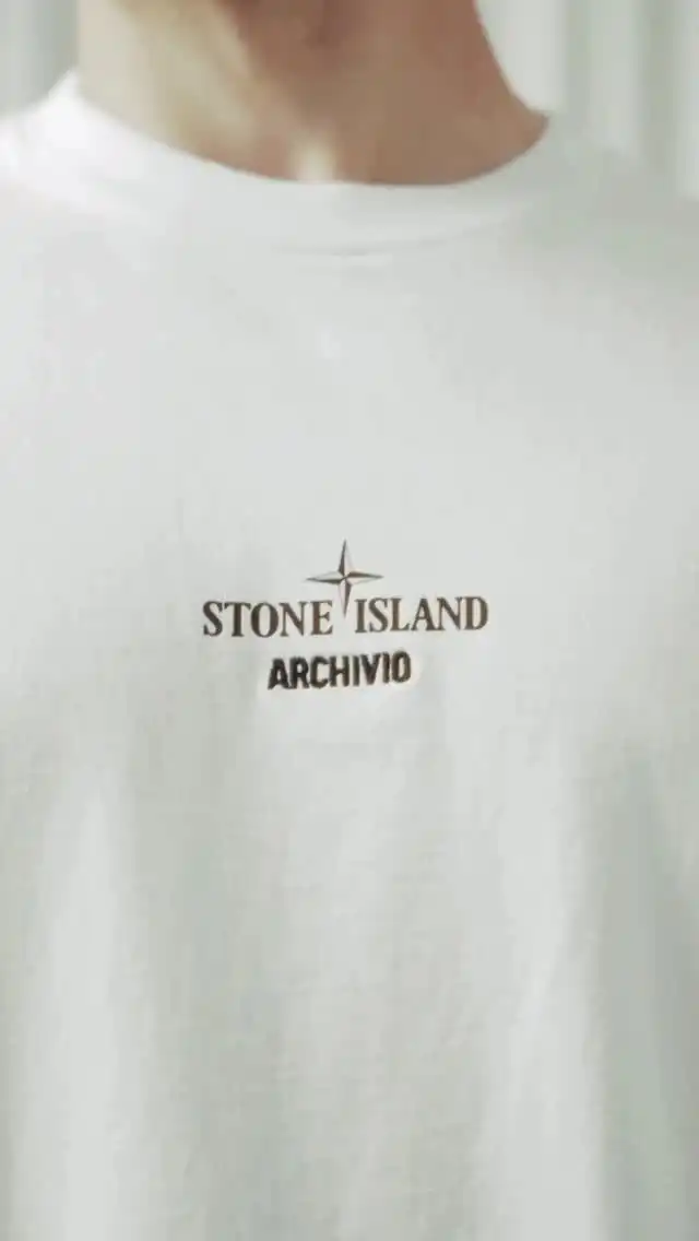 STONE ISLAND ARCHIVIO PROJECT_GESSO Archivio - це проект, який ілюструє текстильні експерименти та інновації Stone Island. Цей метод дослідження вже майже 40 років є провідним у світі моди та дизайну. Кожного сезону футболка розповідає історію тканини, яка стала символом цих пристрасних досліджень. Бірка, прикріплена до одягу, містить зразок тканини.

DU-NE.COM
⁠
КИЇВ, МИТРОПОЛИТА ВАСИЛЯ ЛИПКІВСЬКОГО, 16Б⁠
⁠
ПН-НД з 10:00 до 20:00⁠
⁠
+38 093 667 51 24⁠