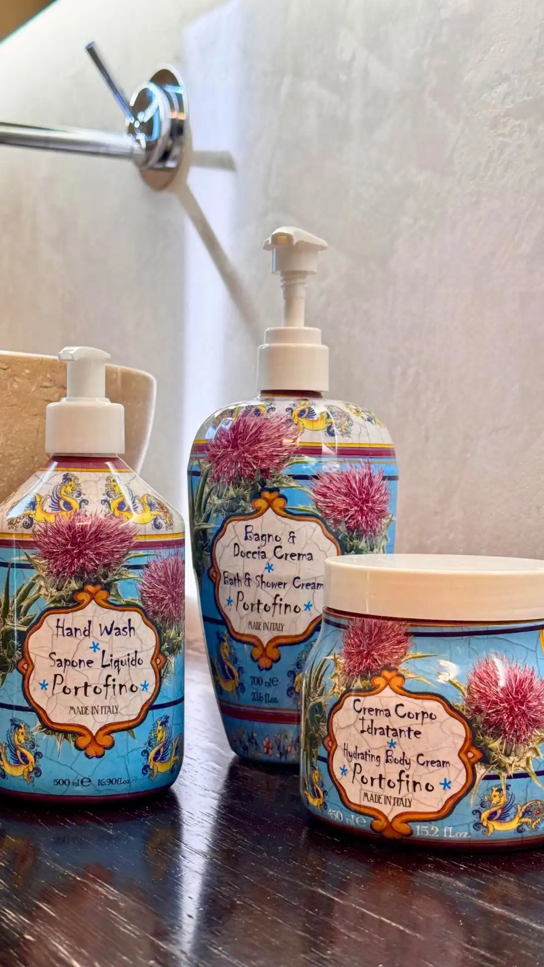 Portofino è una passeggiata tra limoni dorati, lampone succoso e fiori bianchi che sbocciano al tramonto.

Un profumo che unisce la freschezza degli agrumi alla luminosità di gelsomino e gardenia, chiudendosi con un abbraccio caldo di miele, ambra e patchouli.

Lasciati rapire da questa fragranza che sa di mare, estate e bellezza italiana.

✨ Scopri la magia olfattiva di Portofino su rudyprofumi.it✨ 

#rudyprofumi #portofino #lemaioliche #estateitaliana #fragranzeitaliane #mareecoloridimare #profumidestate
​