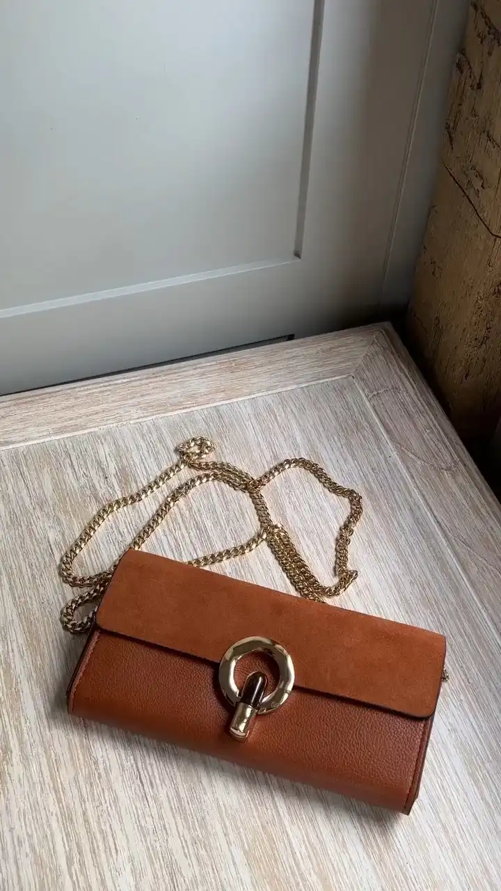 Sara - It's all about the details 

Product Name: Sara Conker Large Twistlock Purse

Shop now via link in our bio or visit our website!

#LuellaGreyPakistan #LuellaGreyLondon