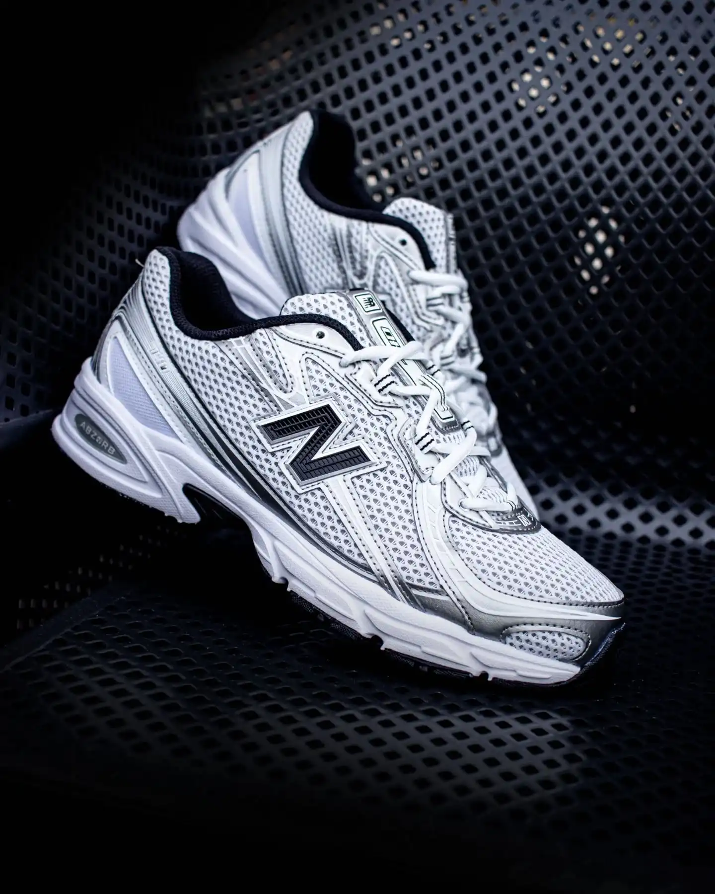 Fresh, futuristisch & ready für deinen Alltag. ⚡ @newbalance
Der New Balance U740NW2 kommt im cleanen Weiß-Schwarz-Silber-Design und bringt Retro-Vibes aus den NB-Archiven zurück – kombiniert mit moderner Performance. Leicht, bequem und perfekt für jeden Streetwear-Fit. 🤍🖤✨

Shop now: www.brooklyn-shop.de

#newbalance #nb740 #newbalancesneakers #retrostyle #streetwearvibes #sneakerheads #whitesneakers #silverdetails #dailyfit #trendystyle #comfortfirst #sneakerlove #brooklyn_shop