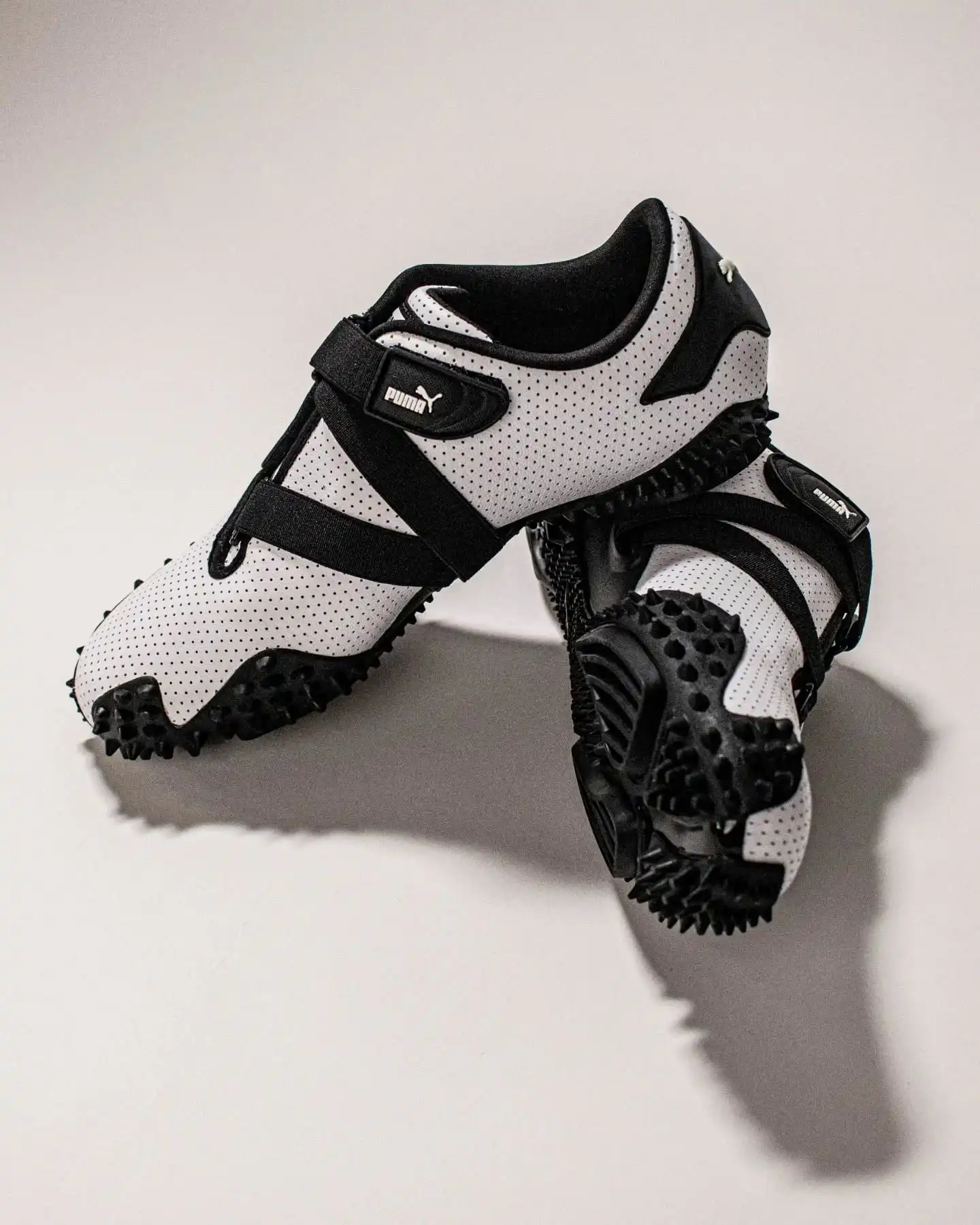 Futuristischer Look trifft auf ikonisches Design 🤍🖤
Der Puma Mostro Perf in White Black ist zurück und sorgt mit seinem sleekem Shape und dem einzigartigen Klettverschluss für echten Throwback-Style.
Seit den 2000ern Kult – jetzt ready für deinen Streetstyle!
Minimalistisch, edgy und super bequem – ein echtes Fashion-Statement.
@puma liefert mit dem Mostro Perf ein Highlight für alle Sneakerliebhaber.
Shop now: www.brooklyn-shop.de
#pumamostro #mostroperf #pumastyle #retrosneaker #y2kfashion #sneakerhead #monochromelook #whiteandblack #brooklyn_shop #streetstylefit #futuristicsneakers #pumalife #throwbackstyle #sneakergram #sneakerfashion