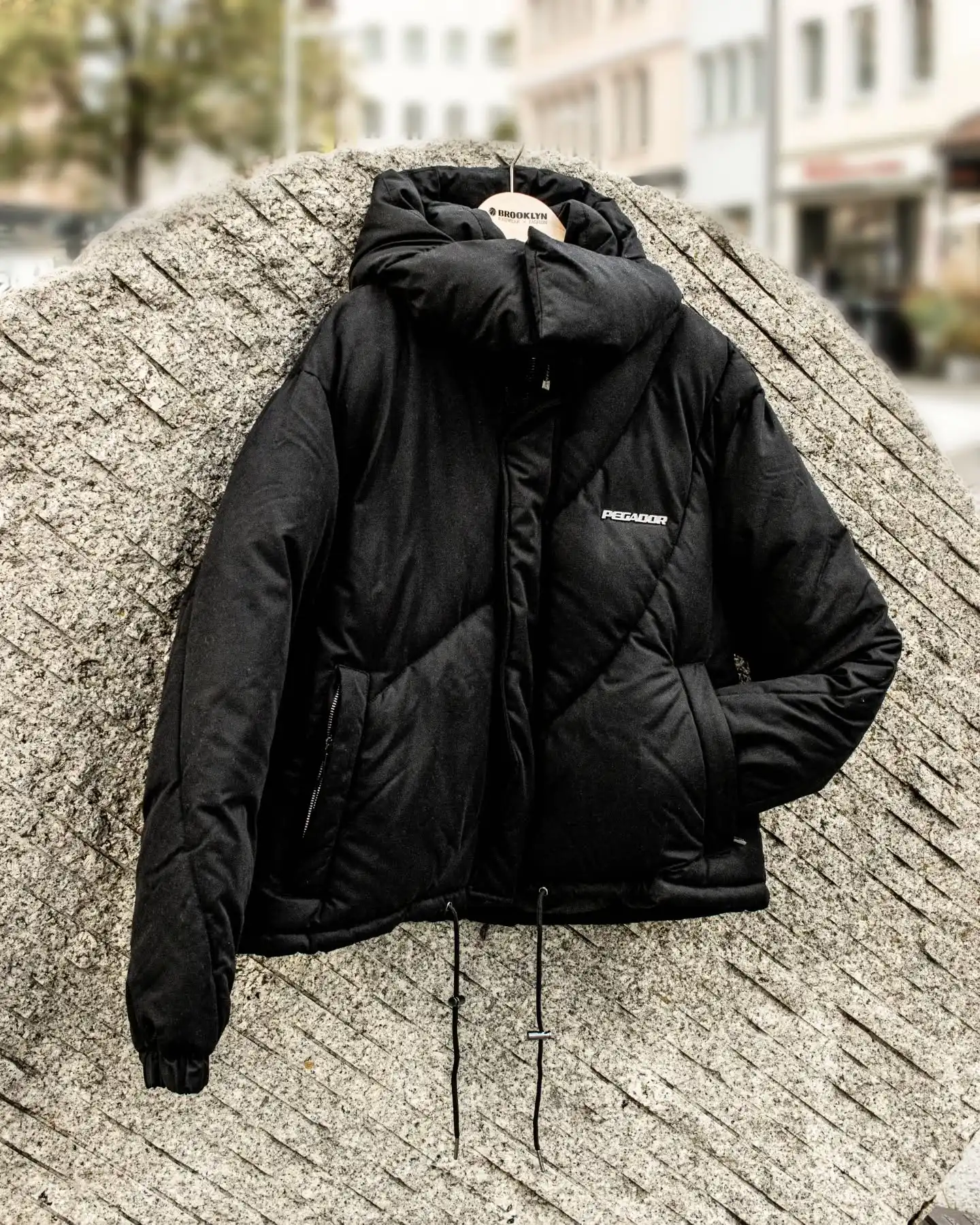 Winter ready mit Style 🖤❄️
Die Pegador Henry Logo Oversized Puffer Jacke bringt dich warm, comfy und mit maximalem Street-Vibe durch die kalte Saison. Der Oversized Fit sorgt für den typischen Pegador-Look – lässig, modern und immer on point. 🧥🔥

Shop now: www.brooklyn-shop.de

@pegador

#pegador #pegadorpuffer #winterstyle #streetwearfashion #brooklyn_shop #oversizedfit #blackpuffer #streetstyle #urbanfashion #wintervibes #pufferjacket #pegadorstyle #streetwearlovers #cozystyle #coldseasonready