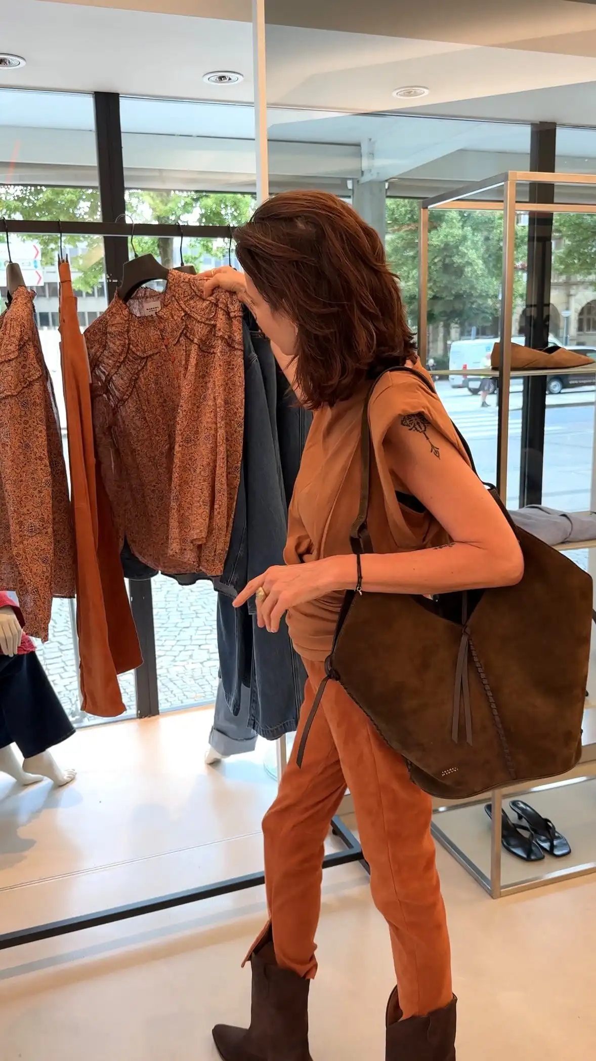 Rust – in drei Looks gestylt.
Die Wildlederhose zeigt, wie vielseitig ein Piece sein kann:
Casual mit Shirt, cozy mit Woll-Coat oder soft elegant mit Bluse.
✨ Styling Moments aus dem Store
📍 Bielefeld & Online
💬 Fragen zum Look? Schreib uns direkt.
→ Shop the Look 🔗 Link in Bio > Inside Ragazzi
👉 Welcher Look ist dein Favorit?
#InsideRAGAZZI #RealScenes #LookUpdate #RustTone #Wildlederhose #StylingInspo #ThreeWaysToStyle #LayeringLooks #ModernChic #OOTD #Bielefeld