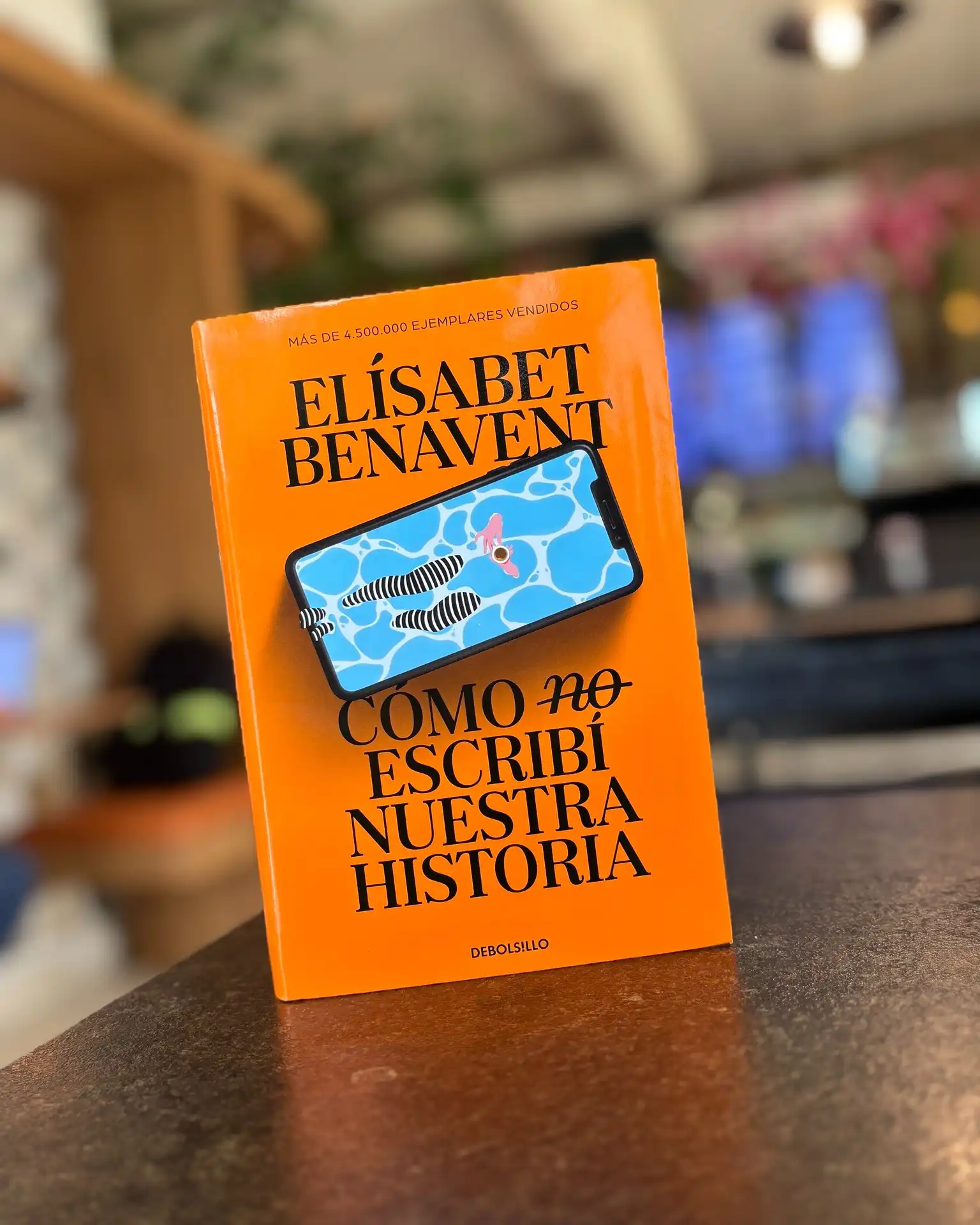 Más de 4.000.000 de ejemplares vendidos.
Elísabet Benavent regresa con una novela que lo cuestiona todo.
Una nueva forma de leer el amor.

Porque a veces la verdad (no) es solo aquello que queremos creer.

Elsa Benavides es una escritora de éxito con una crisis creativa y una obsesión: matar al personaje que la catapultó al éxito. Pero la solución a sus problemas no pasa por electrocutar a Valentina con un móvil en la bañera. Es la punta del iceberg de una herida más profunda.

Decidida a huir para volver a abrazar la escritura, se topa con Darío, un músico recién llegado de París que además es su vecino. Empieza así una nueva historia en la que Elsa es la protagonista. 

¿Será capaz de contarlo todo?

📚 $10.95

#Leer #Panamá #libros #ElísabethBenavent