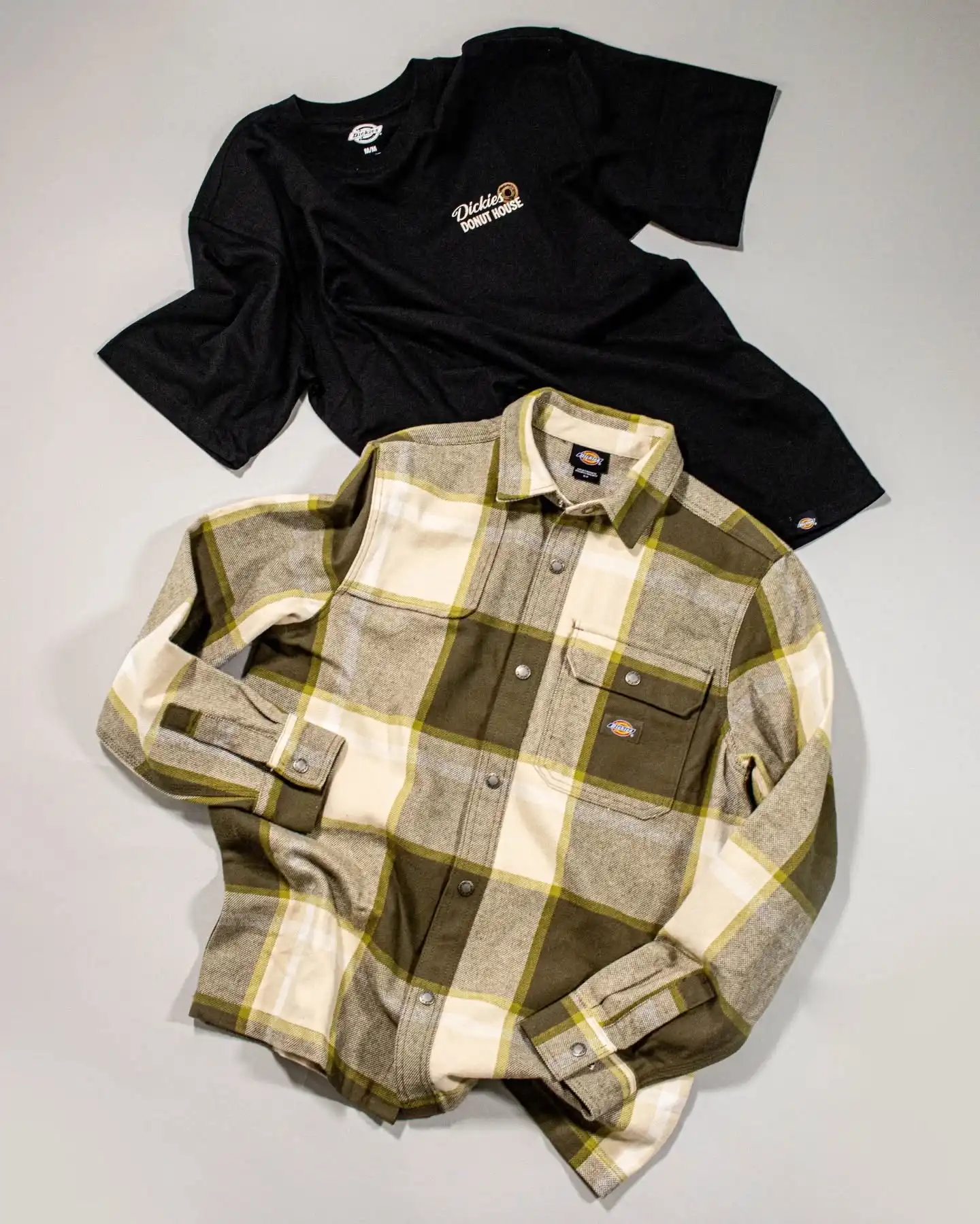 Workwear-Vibes treffen auf Streetstyle 💥
Das @Dickies Nimmons Hemd in Beige-Olive und das Dickies Donut House Tee in Schwarz-Beige liefern dir den perfekten Mix aus lässigem Fit und ikonischem Dickies-Flair. Ob Layering oder Solo – diese Pieces sind ready für deinen Everyday-Style.
@dickies_europe
Shop now: www.brooklyn-shop.de
#dickies #dickiesstyle #workwearfashion #streetweargermany #brooklyn_shop #dickieslife #urbanlook #streetstylevibes #dickiesoriginal #mensstyle #overshirt #casualwear #everydaystyle #heritagestyle #streetwearfits