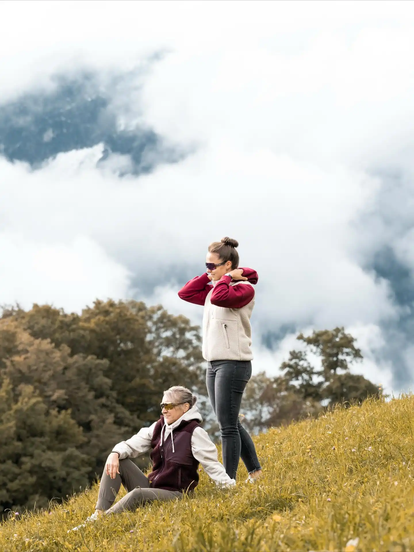 ⛰️Wenn der Berg ruft, aber trotzdem gut aussehen willst.😎
Sherpa on, Gloryfy up - und los geht‘s.
Ob Sonne, Wind oder Höhenmeter - wir bleiben lässig.🔥
Weiche Sherpa-Vibes treffen auf spacige Brillen😎 - perfekt für die Tage in den Bergen oder der nächste Coffee-Stop im Tal.☕️
👉 Check den Look bei Peak Freak!💥
😎 @gloryfy_unbreakable
📸 @jeroenbeumer
#peakfreak #forrealpeakfreaks #style #momente #berge #sherpaweste