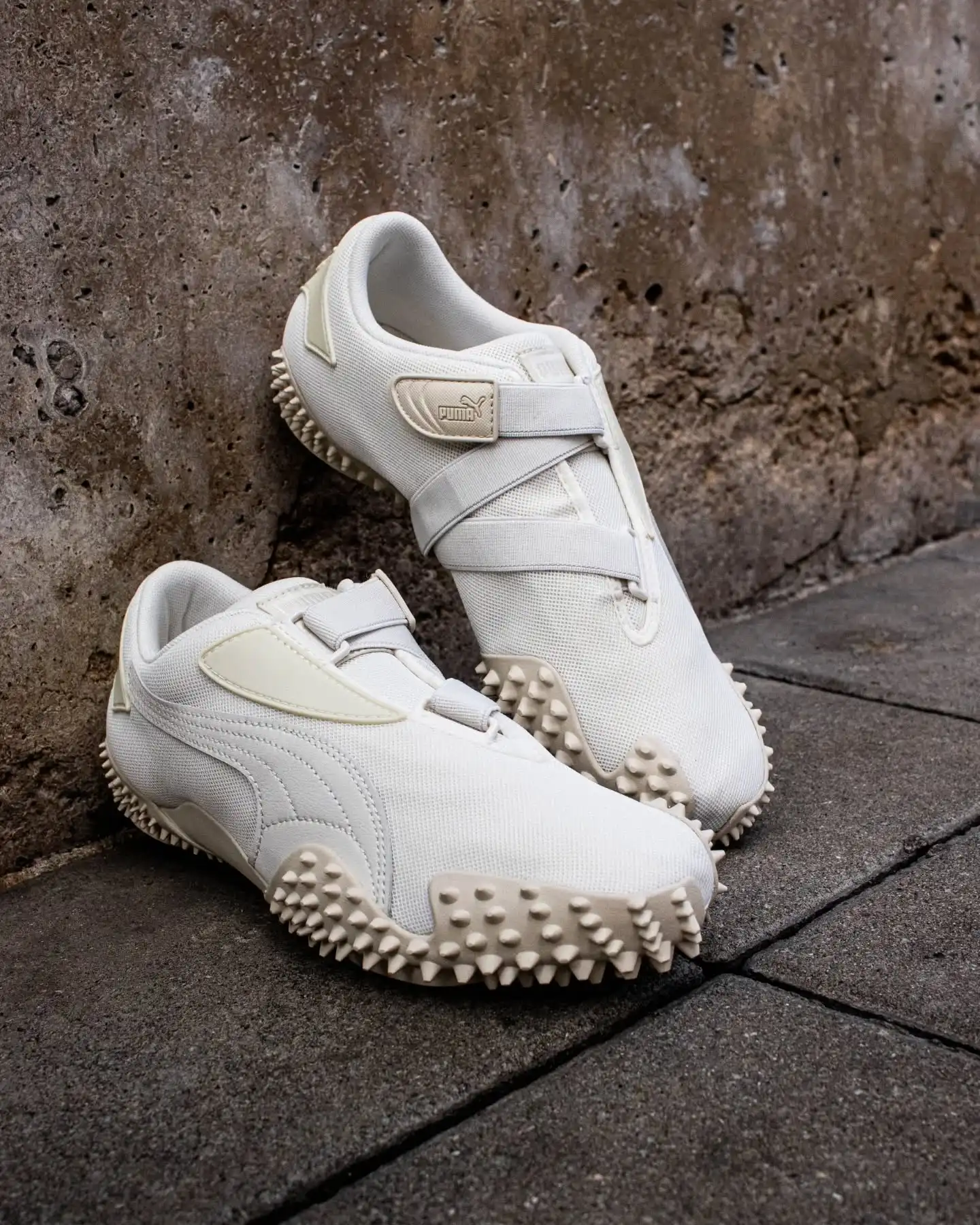 Minimalistisch und doch ein echter Eyecatcher 🤍
Der @Puma Mostro OG Prime in Warm White Alpine Snow bringt Retro-Vibes zurück auf die Straße und kombiniert cleanes Design mit futuristischem Shape.
Ein Must-have für alle, die Understatement und Style perfekt vereinen wollen. @puma.de

Shop now: www.brooklyn-shop.de

#puma #pumamostro #mostrostyle #sneakerheads #sneakerlove #streetwearvibes #urbanstyle #brooklyn_shop #sneakeraddict #pumastyle #fashionforward #sneakerdrop #sneakercollector #ootdstyle #minimalvibes