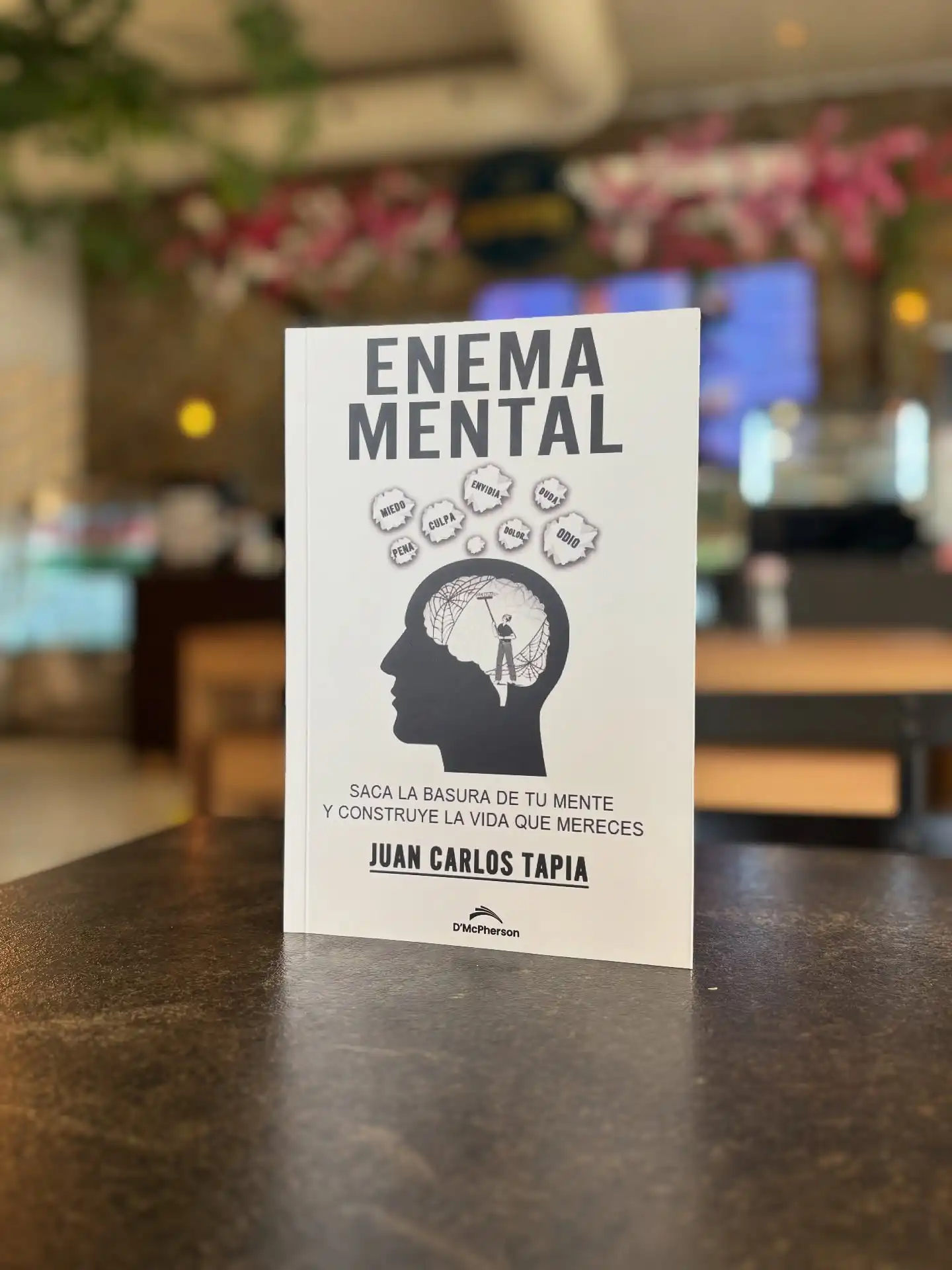 El último libro de Juan Carlos Tapia🙌📚

Más del 90 % de las personas vive prisionera de sus propios pensamientos. Este libro, respaldado por más de ocho décadas de experiencia, busca transformar esa costumbre negativa en un hábito positivo, para que cada individuo pueda convertirse en el verdadero dueño de su mente.

Aunque el título de esta obra pueda sonar tajante, mi convicción es clara: los cambios profundos y duraderos no se alcanzan con imposiciones externas o débiles intentos de disciplina, sino a través de una fuerza interna firme y bien dirigida.

Muchos seres humanos transitan la vida sin descubrir el inmenso poder que yace en su interior. En estas páginas encontrarás un camino para reconocerlo, aprovecharlo y llegar a dominarlo.

La meta es que cada lector descubra la vida que merece y logre convertirse en el amo de su mente.

#Libros #Panamá