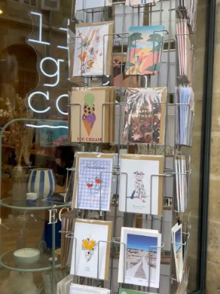 🌊🌿 Ma collection est à Bordeaux !
Il ne reste que 3 semaines pour venir découvrir mes sweats écoresponsables à la boutique de créateurs 🌱💙
Des pièces colorées, inspirées par l’océan et la nature, certaines avec des slogans engagés 🌈✊, d’autres conçues à partir de tissus anciens fleuris ou de jeans recyclés.
Viens les essayer, les toucher, les aimer 💫
👉 Boutique @littlegreencocoon – Bordeaux
#maianafrance #modeéthique #slowfashion #bordeauxmaville #createurfrancais #sweatshirt