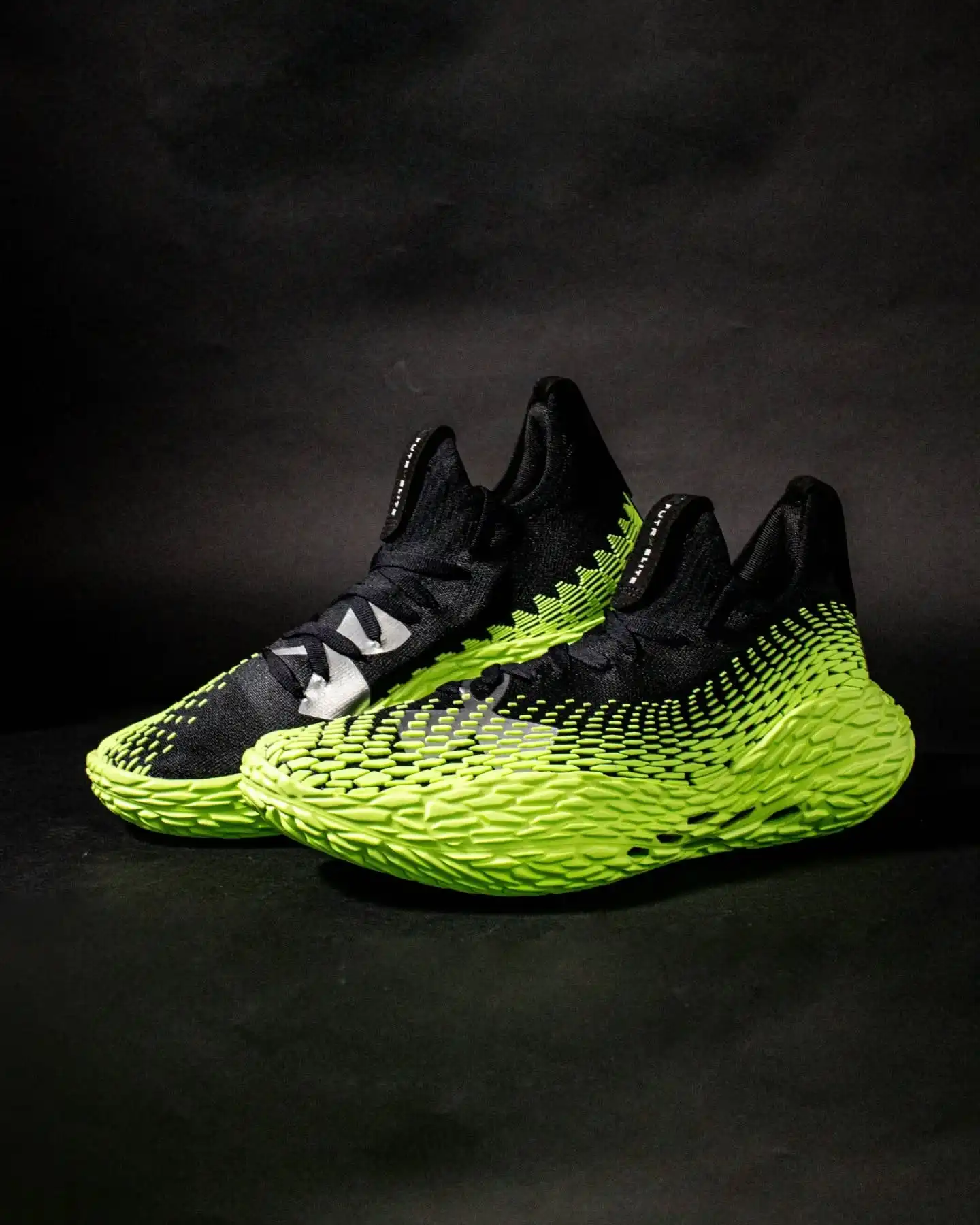 Next level Performance. ⚡🏀 🖤💚
Der Under Armour Futr x Elite 2 bringt dir Stabilität, Geschwindigkeit und maximalen Grip auf dem Court. Das dynamische Design in Schwarz & Apfelgrün sorgt nicht nur für Aufmerksamkeit, sondern liefert dir auch volle Power bei jedem Move. 💥

@underarmour

Shop now: www.brooklyn-shop.de

#underarmour #brooklyn_shop #basketballshoes #performancefit #courtstyle #basketballlife #urbanhoops #sneakerheat #hoopdreams #streetball #basketballgear #sportstyle #ballislife #freshkicks #gameon