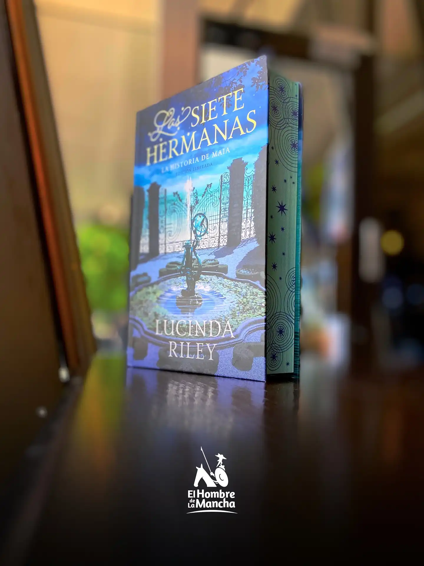 Las siete hermanas (edición especial limitada) (Las Siete Hermanas 1) -  Lucinda Riley

Edición especial limitada en tapa dura y cantos pintados.

Lucinda Riley, autora superventas mundial, presenta una nueva y emocionante serie basada en la mitología griega y en la astrología que hará las delicias de sus lectoras.

A la muerte de su padre seis hermanas irán en busca de su origen y lo que descubran les hará comprender que su amor estaba escrito en las estrellas.

Precio: $19.50

#libros #fantasia #amor #romance #parati #fyp