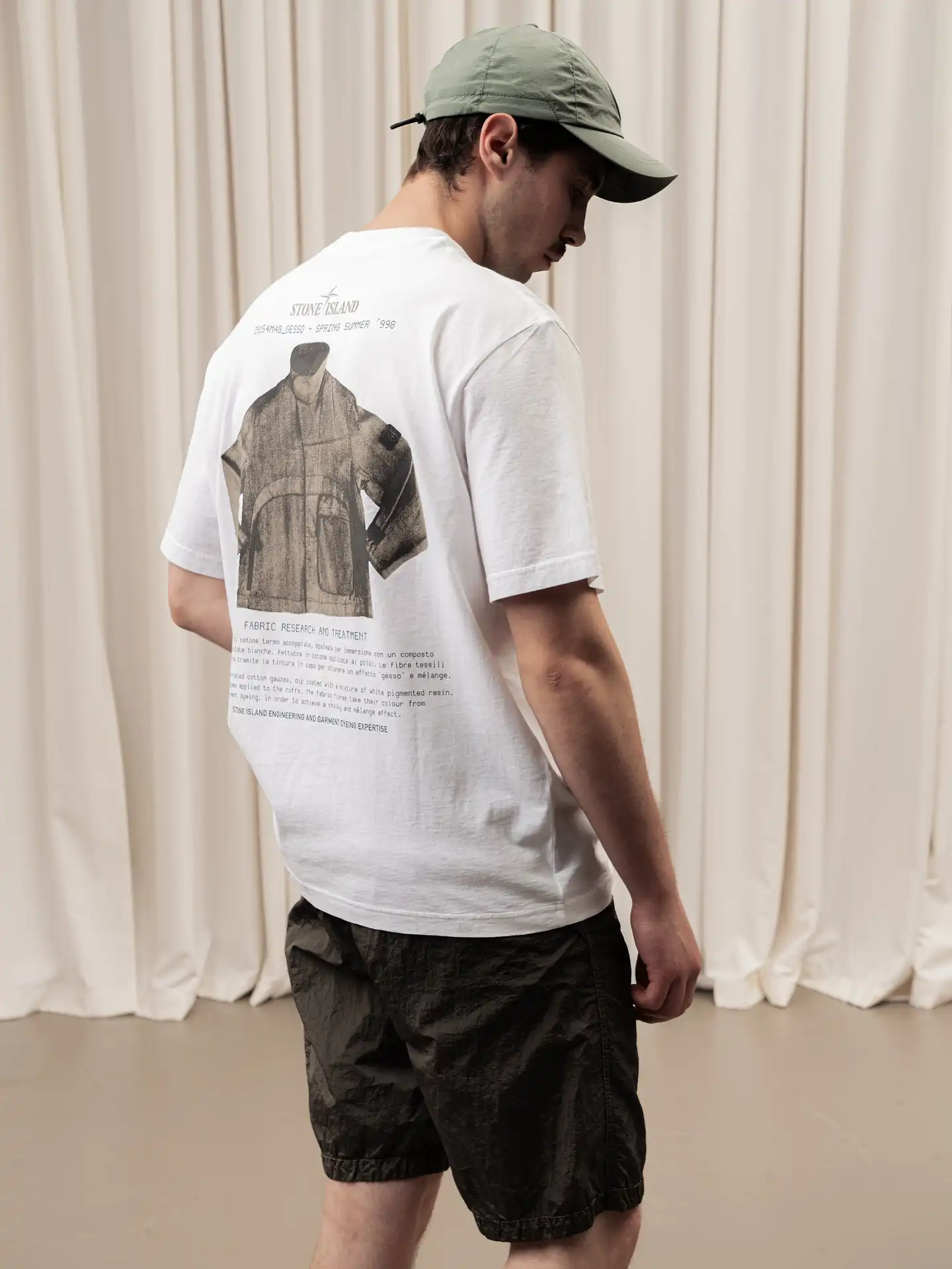 Stone Island 2100037 ORGANIC COTTON JERSEY T-shirt ‚Archivio‘ Print White

Футболка виготовлена з органічного бавовняного трикотажу. Має крій regular fit та круглий виріз горловини. На спині принт «Archivio» куртки GESSO з колекції Spring_Summer ‚998.  Це проект, який ілюструє текстильні експерименти та інновації Stone Island. Цей метод дослідження вже майже 40 років є провідним у світі моди та дизайну. Кожного сезону футболка розповідає історію тканини, яка стала символом цих пристрасних досліджень. Бірка, прикріплена до одягу, містить зразок тканини. 

DU-NE.COM 
⁠
КИЇВ, МИТРОПОЛИТА ВАСИЛЯ ЛИПКІВСЬКОГО, 16Б⁠
⁠
ПН-НД з 10:00 до 20:00⁠
⁠
+38 093 667 51 24⁠