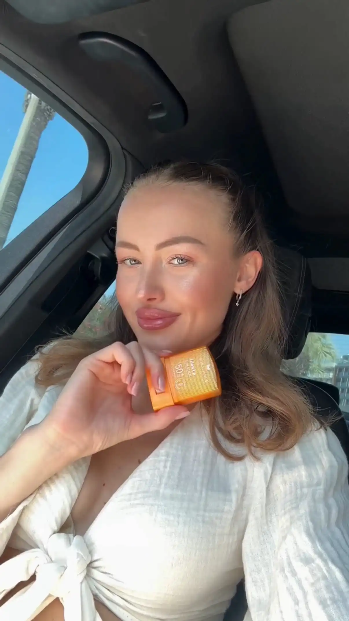 ☀️ Vara este spre final, dar soarele nu ia pauză. Protejează-ți pielea oriunde și oricând cu Glow Up Sun Stick SPF 50+ de la @biobalanceofficial – compact, ultra-lejer și gata de folosit chiar și peste machiaj.

🌿 95% ingrediente de origine naturală 🛡 Protecție UVA, UVB + lumină albastră 💧 Hidratează și nu încarcă porii ✨ Finish invizibil, fără urme albe
🧡 Potrivit pentru toate tipurile de ten
 📍 Disponibil în Bebe Tei, Farmacia Tei, dm, Farmaciile Dr. Max, Fashion Days, Spring Farma și Trendyol.

#BioBalance #SunStick #Tuju #SPF #BeautyThatCares #protectiesolara #makeup