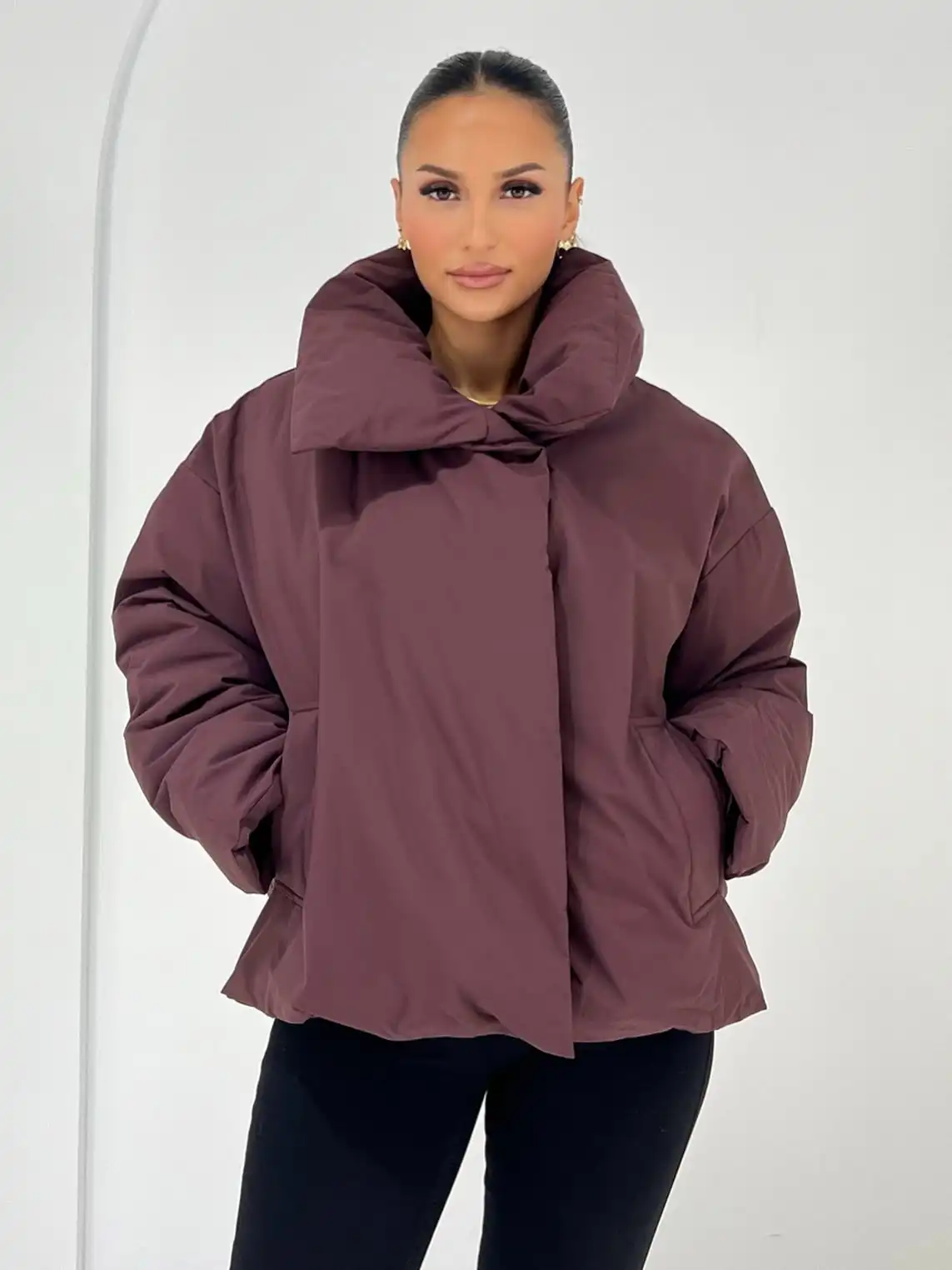 Warm, cozy & stylish ❄️ Unsere neue Winterjacke bringt dich durch die kalten Tage – ohne Kompromisse. Jetzt bei NAHA entdecken.