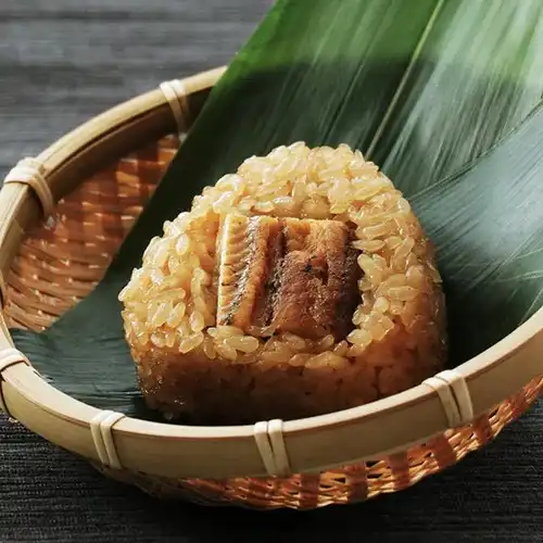 \レンチン90秒で“うな丼”気分?!🔥/
【あぶくま高原福うなぎ】#うなおむすび
自社製のプリプリうなぎ蒲焼きがドーン!
福島県産米をタレで炊き込んだご飯に
うなぎの旨みがじゅわっと染みて、ひと口でミニうな丼気分~
\おいしい温め方/
袋を少し開けて
①表面 1分 ➡︎ ②裏返し 30秒でホカホカ✨
夏バテ対策にもぴったりのご褒美おむすび♪
冷凍ストックでいつでも手軽に堪能できちゃいます☺️
▼詳細はこちら
https://fukushima-ichiba.com/products/n4
#福島グルメ #福うなぎ #うなおむすび #簡単ごはん #冷凍食品 #おうちごはん #スタミナ飯 #土用の丑 #郷土の味 #お取り寄せグルメ