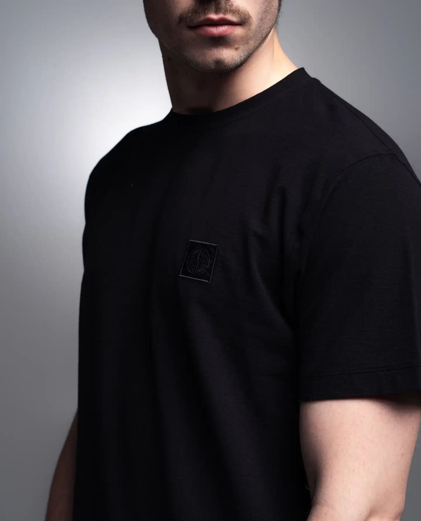 Stone Island Ghost 2100008 Crepe Cotton Jersey T-Shirt Black⁠
⁠
Футболка з короткими рукавами з бавовняного крепового трикотажу. Має приталений крій, круглий виріз горловини та монохромну нашивку з логотипом Stone Island Compass на грудях.⁠
⁠
DU-NE.COM ⁠
⁠
КИЇВ, МИТРОПОЛИТА ВАСИЛЯ ЛИПКІВСЬКОГО, 16Б⁠
⁠
ПН-НД з 10:00 до 20:00⁠
⁠
+38 093 667 51 24⁠