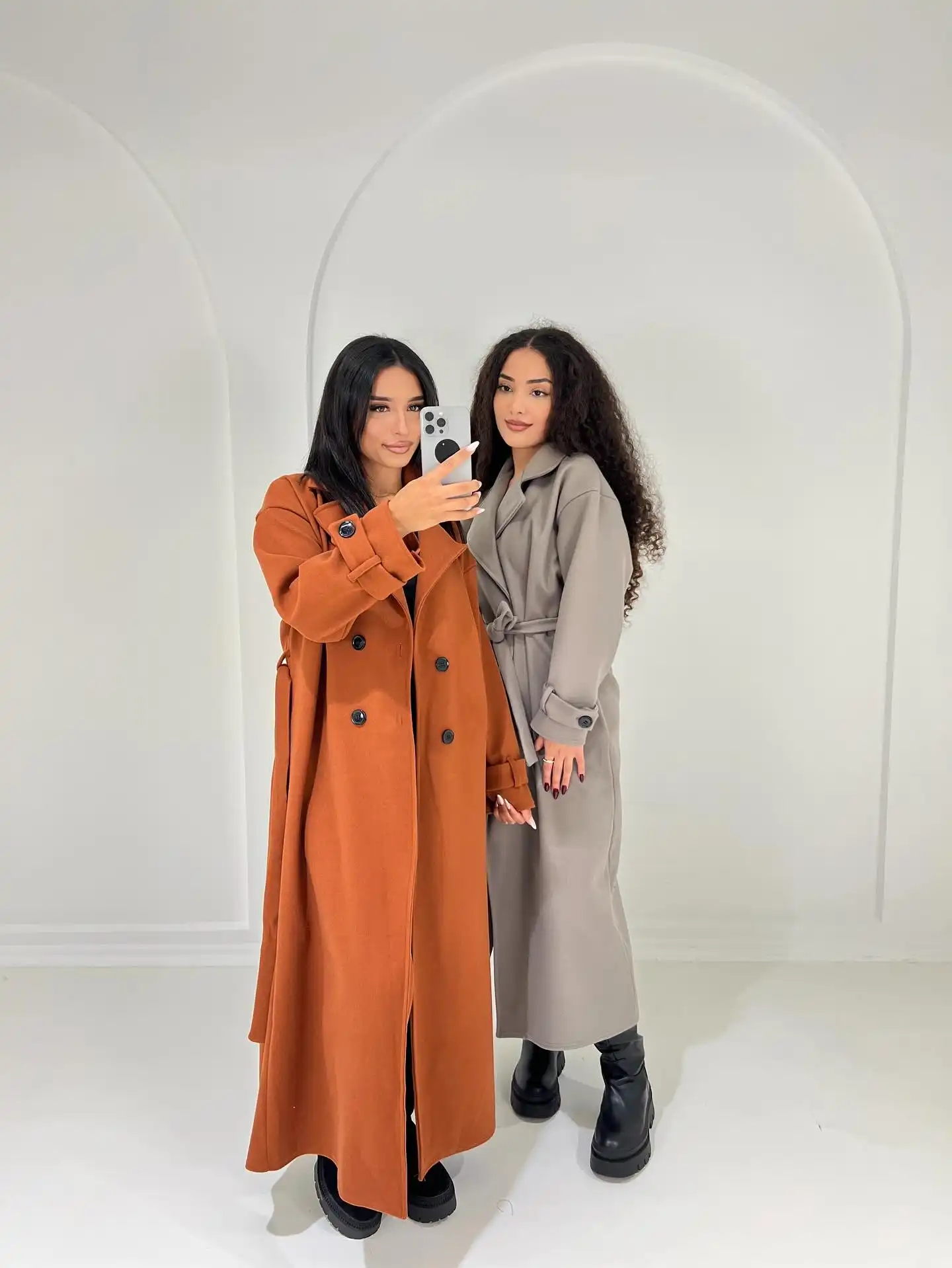 Dein Herbst beginnt hier, Girl ❤️ Zwei Mäntel, unendliche Möglichkeiten: klassisch & zeitlos oder bold & modern. Stylisch aussehen war noch nie so einfach. Hol dir den Look, der zu dir passt.

1-3 Tage bei dir 

Kostenloser Versand ab 49 €

Kauf jetzt - zahl später