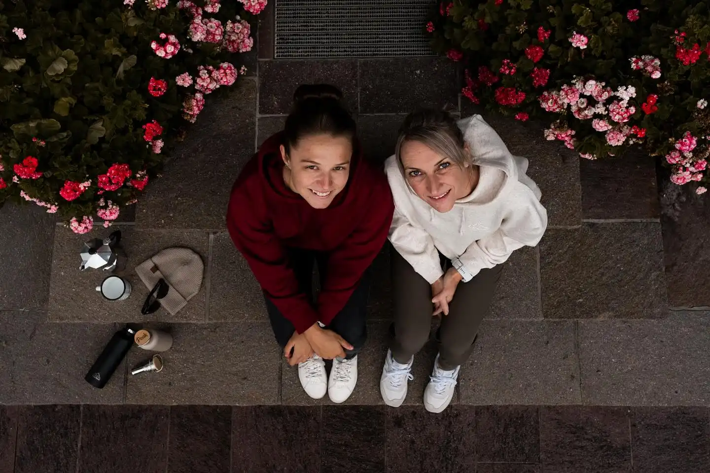 Zwei Farben, ein Gefühl: cozy through fall🍂🌼
Unsere Urban Crop Hoodies in Eco-Heather & Burgundy - perfekt für entspannte Herbstmomente.
Locker geschnitten, kürzer als unsere klassischen Hoodies und einfach zum Wohlfühlen.😎☁️
👉 Entdecke jetzt deine Lieblingsfarbe unter www.peakfreak.at
📸 @jeroenbeumer
#peakfreak #forrealpeakfreaks #cozy #herbst #herbstmomente #blumen